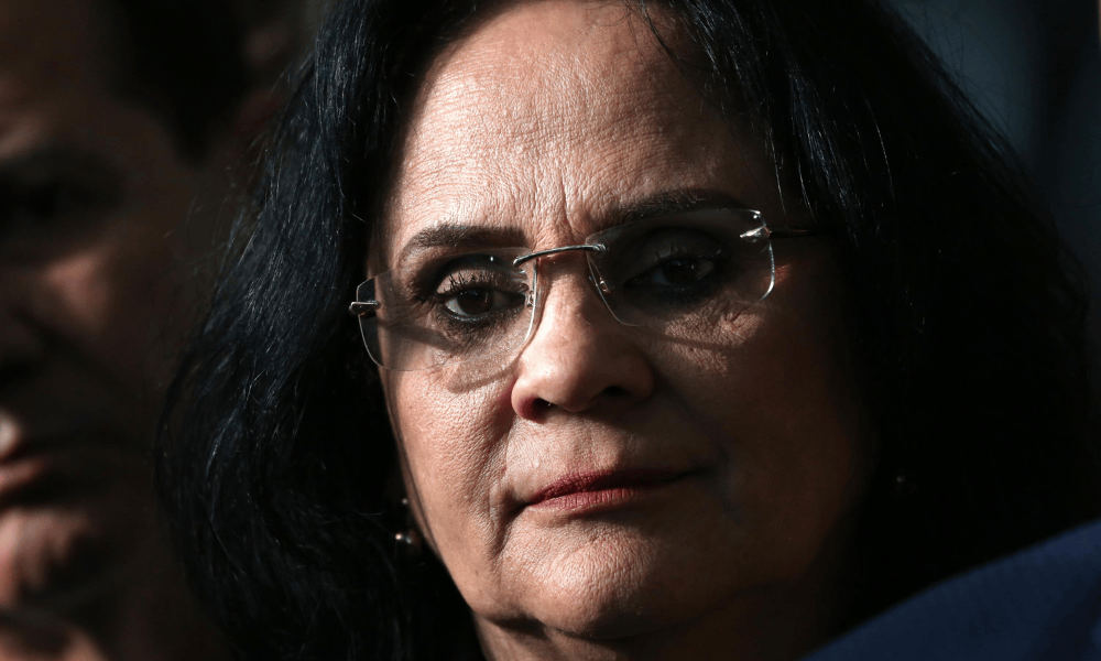 Michelle faltou a evento de campanha porque Bolsonaro passou mal, diz Damares