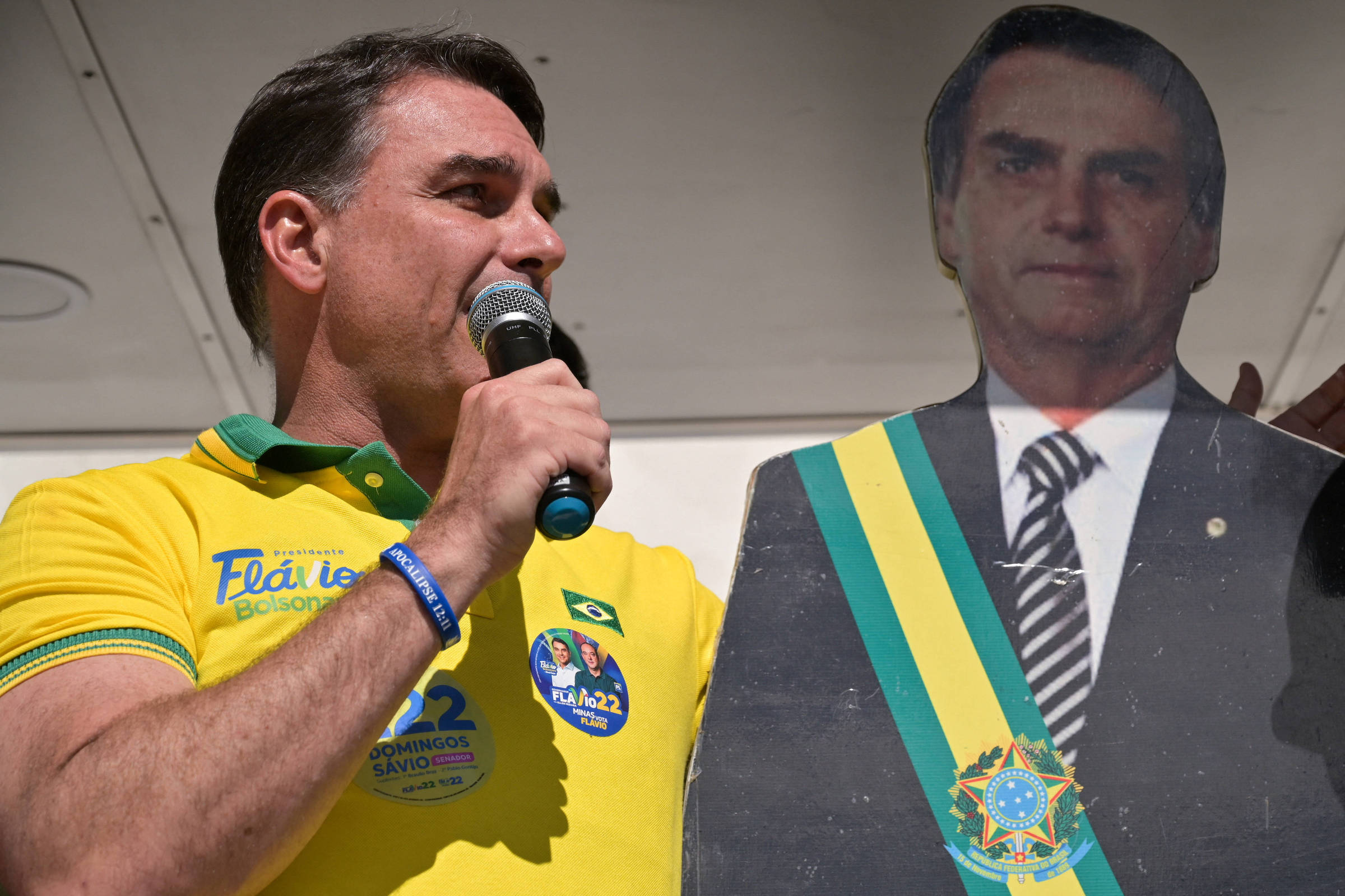 Em livro sobre Bolsonaro, Flávio nega golpe militar, elogia Ustra e questiona urnas