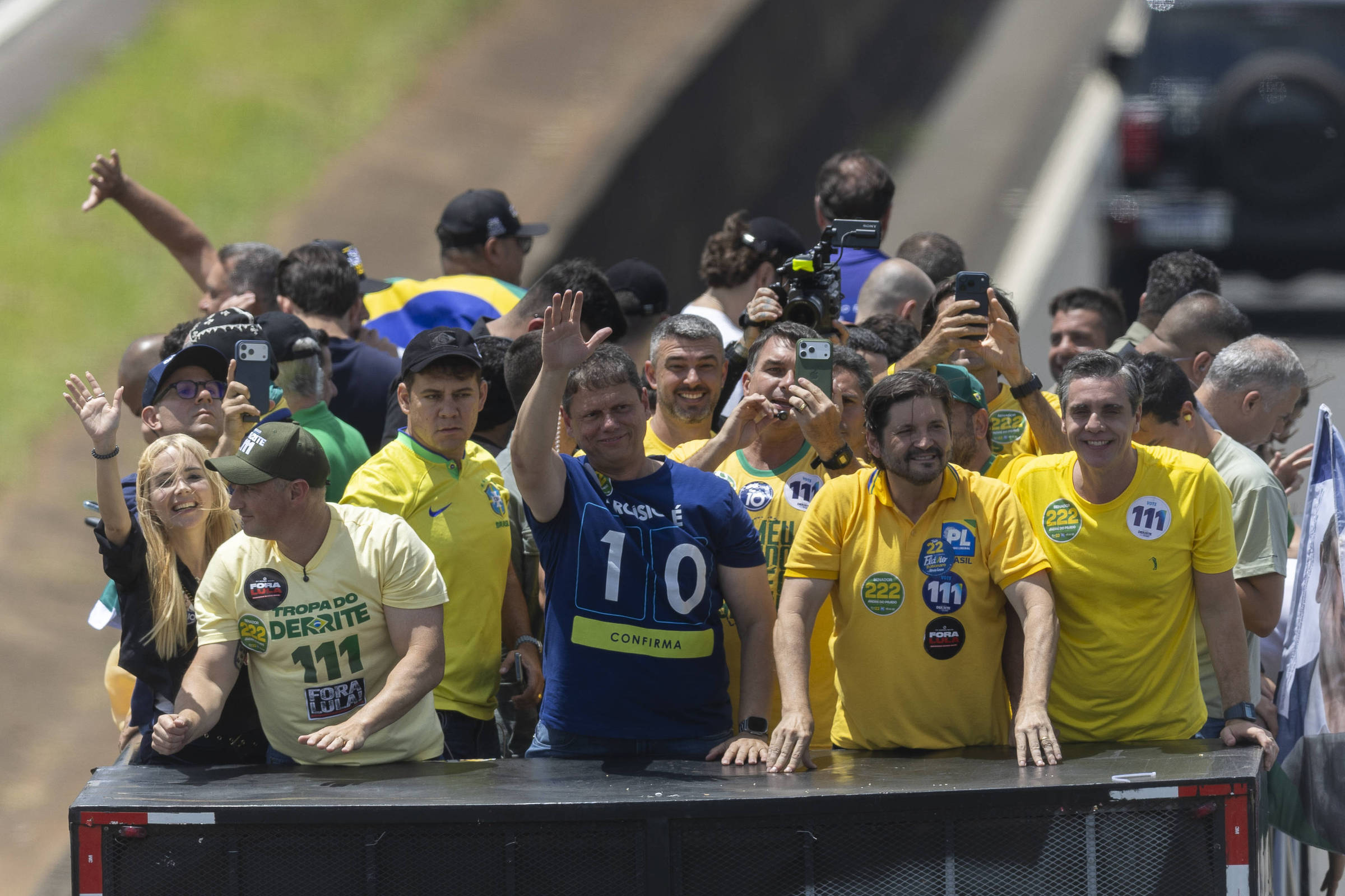 No último dia de campanha, Flávio Bolsonaro repete pai com motociata no interior de SP
