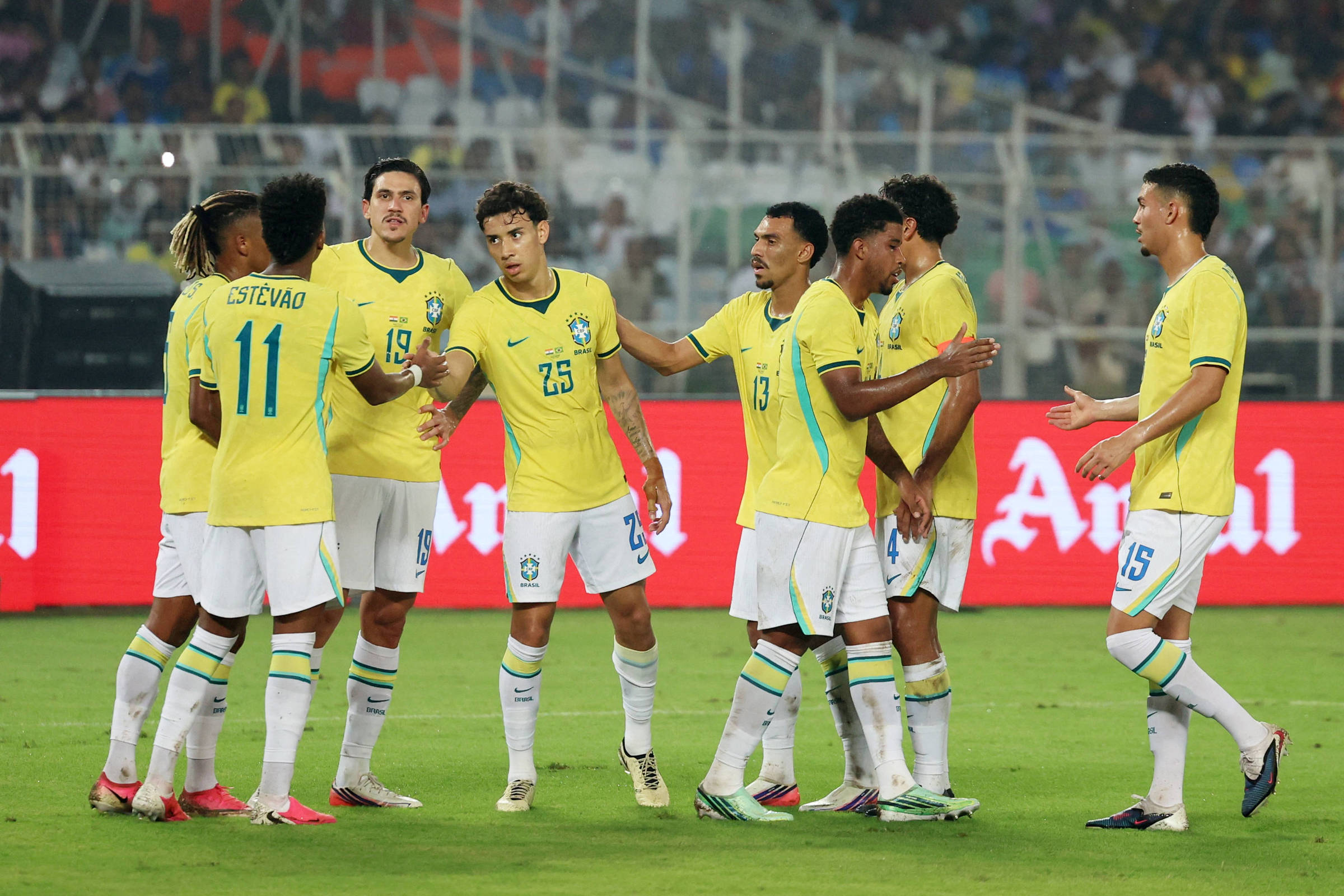 Brasil vence a Índia em ritmo de treino e com falhas do goleiro
