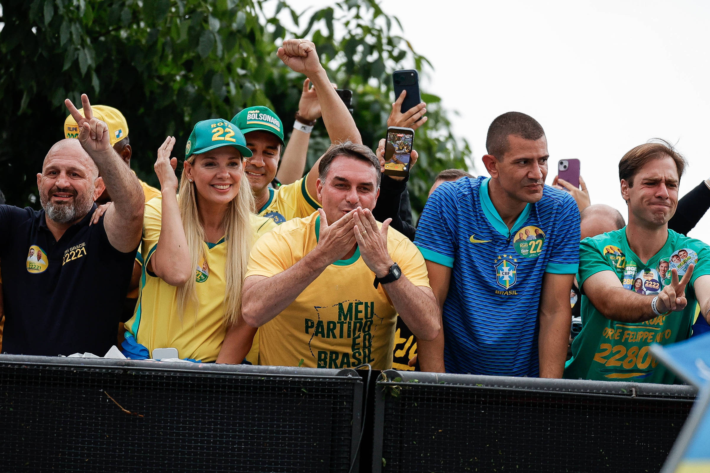 Flávio Bolsonaro fecha campanha do 1° turno em carreata em frente a igreja católica no Rio