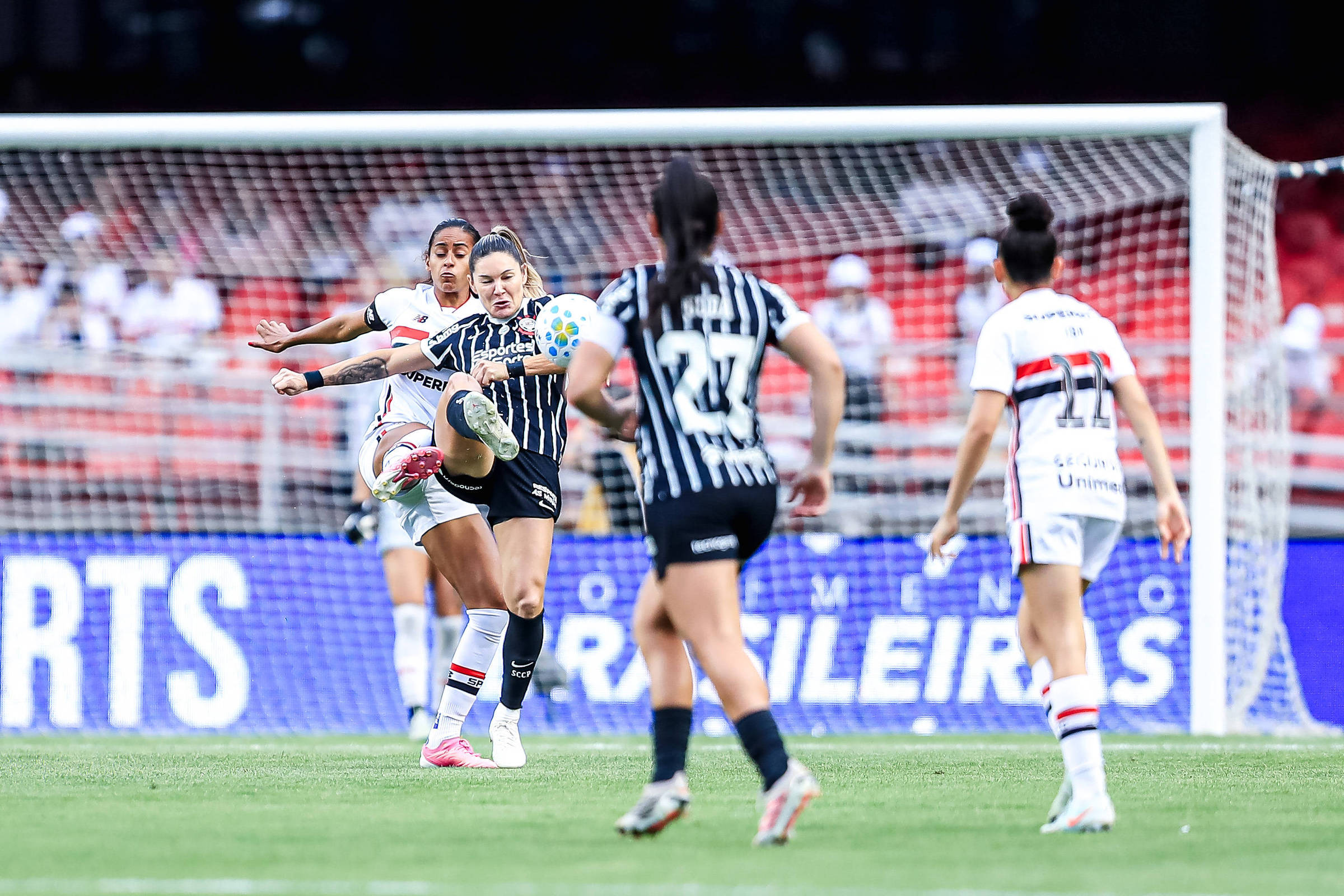 Bolsonaro nunca mais no poder, p..., diz goleira do São Paulo após título do Brasileirão