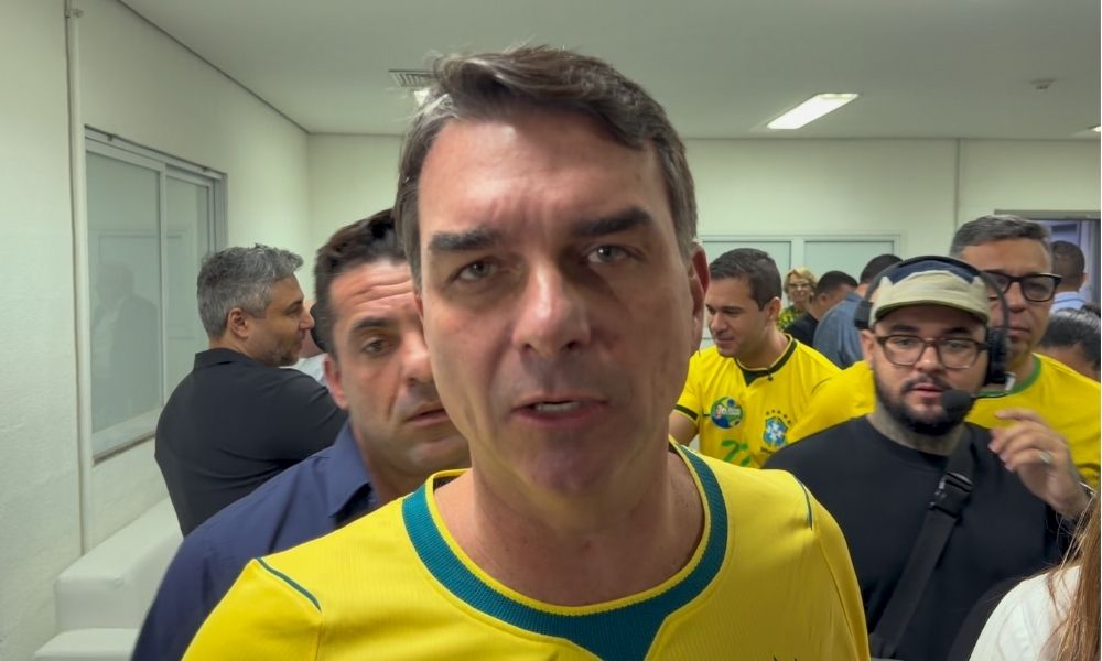 Flávio vota no Rio e critica Lula: ‘Brasil não aguenta mais quatro anos disso’