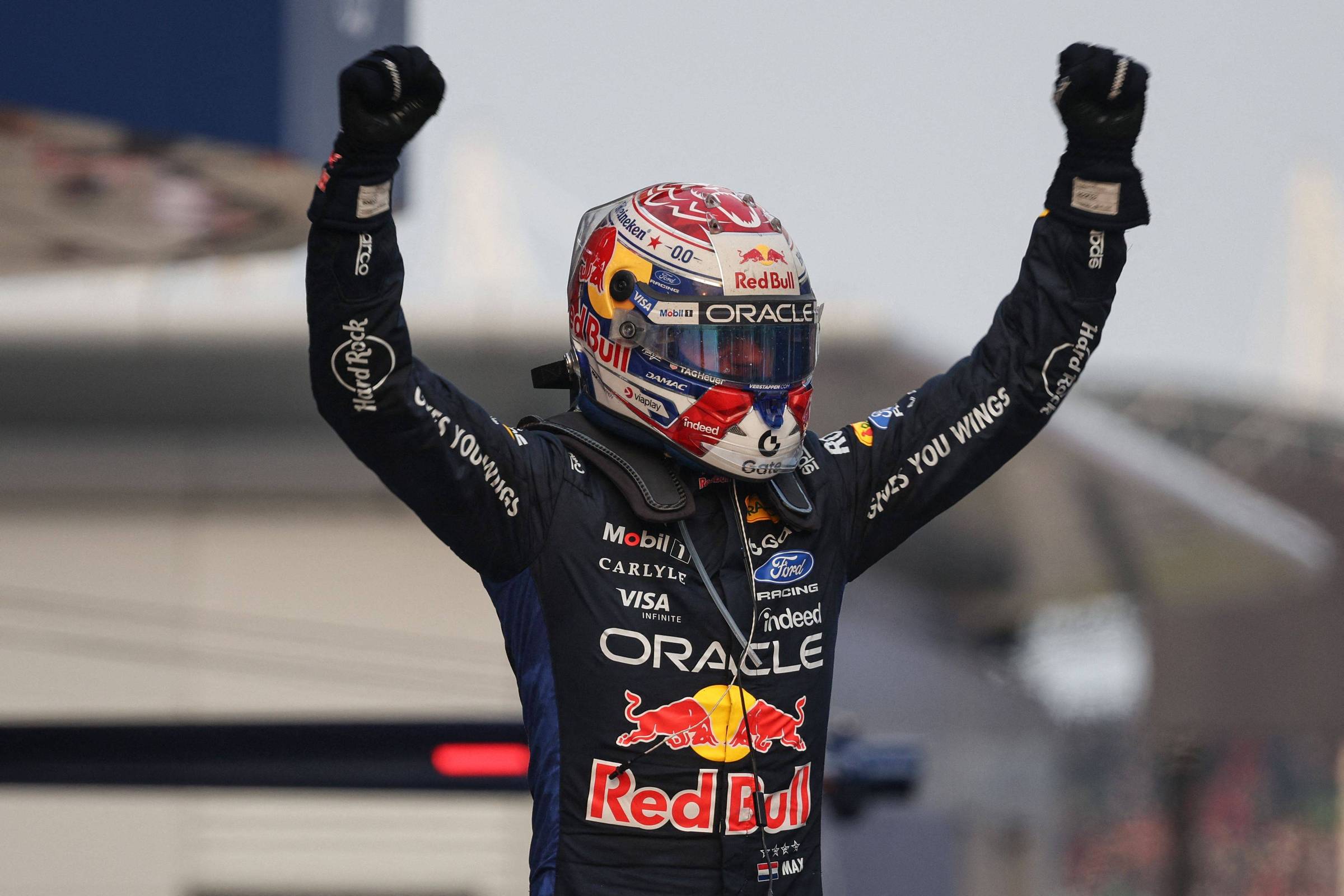 Verstappen se destaca em prova confusa e obtém sua primeira vitória no ano