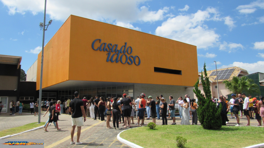Eleições 2026: idosos e jovens enfrentam filas, calor e dificuldades no trânsito em São José dos Campos