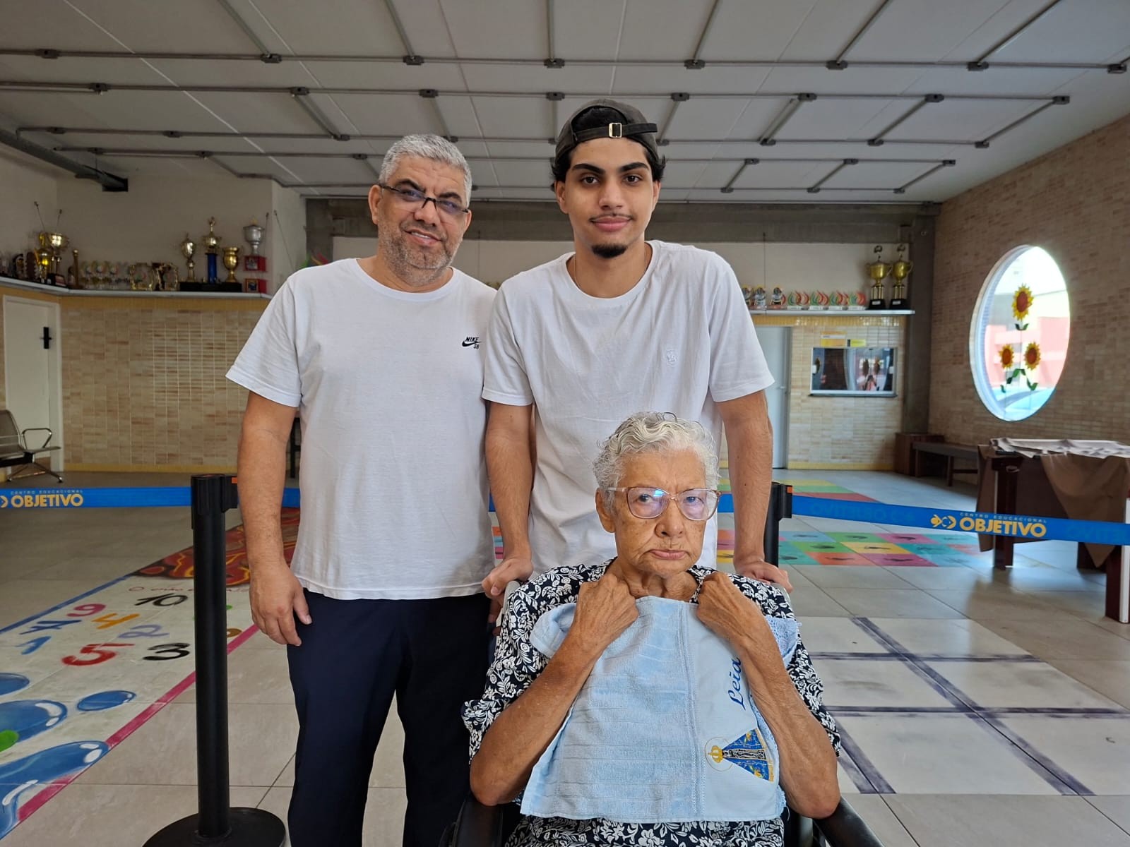 Avó de 80 e neto de 17 votam juntos em família no litoral de SP: 'Pelo meu futuro'