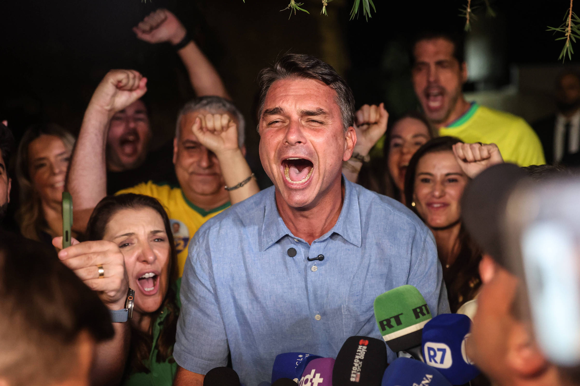 Apuração de Flávio Bolsonaro teve louvor, funk e gritos de 'presidente'