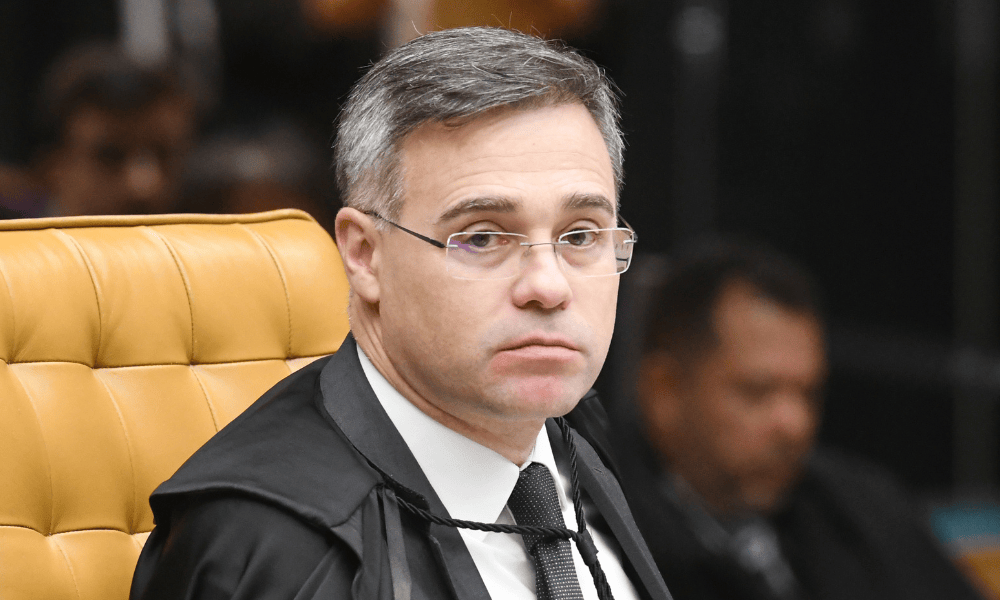 Mendonça manda retirar posts que dizem que Lula jogou bandeira do Brasil no chão