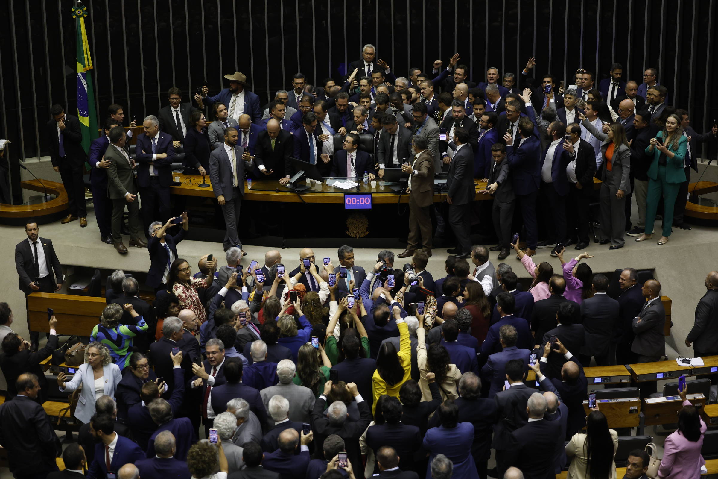 Fragmentação partidária cai na Câmara, que concentra poder na direita