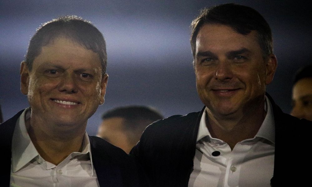 Tarcísio dobra aposta por Flávio e abre diálogo até com MDB