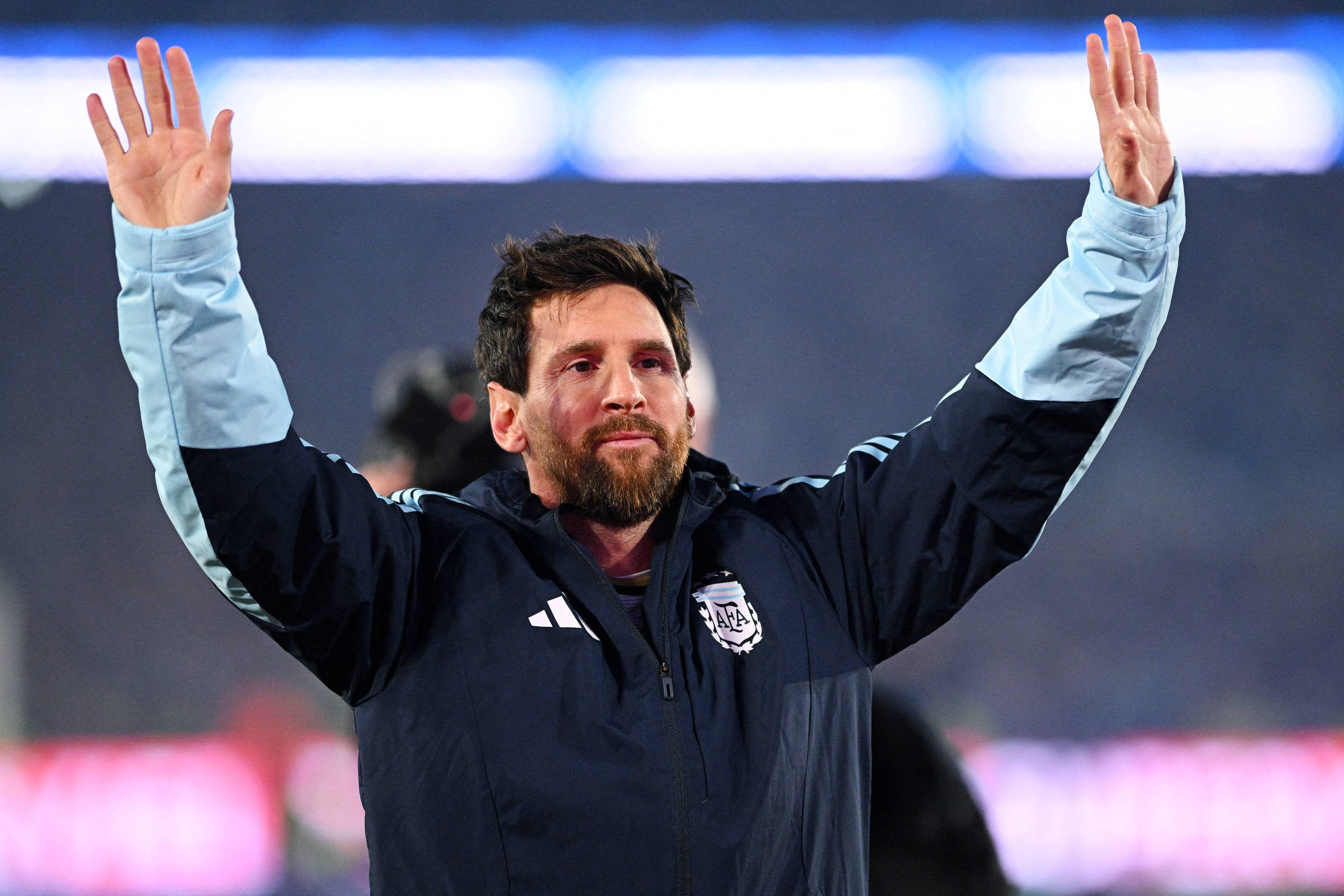 Eu não quero ir embora, diz Messi após se despedir da Argentina