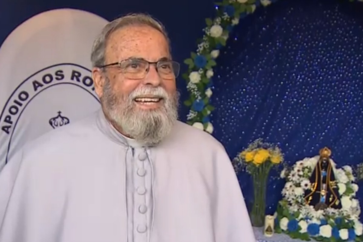 Padre Antônio Maria visita tenda de apoio a romeiros e incentiva serviço de voluntários: 'Deus vai recompensar'
