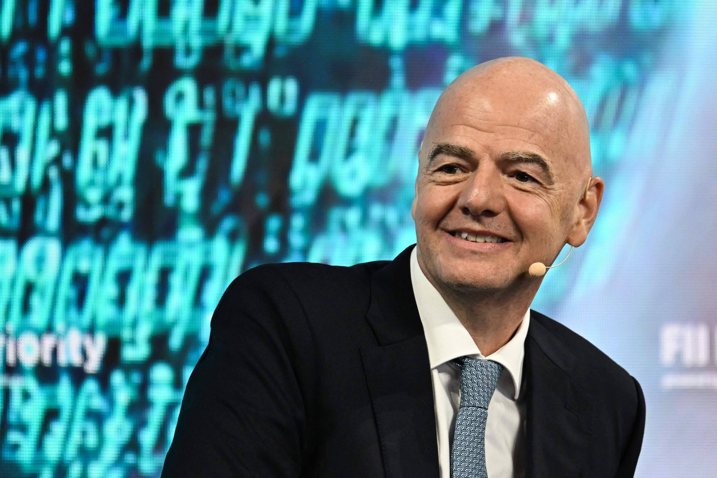 Pressionado, Infantino segue sem adversários em busca da reeleição na Fifa