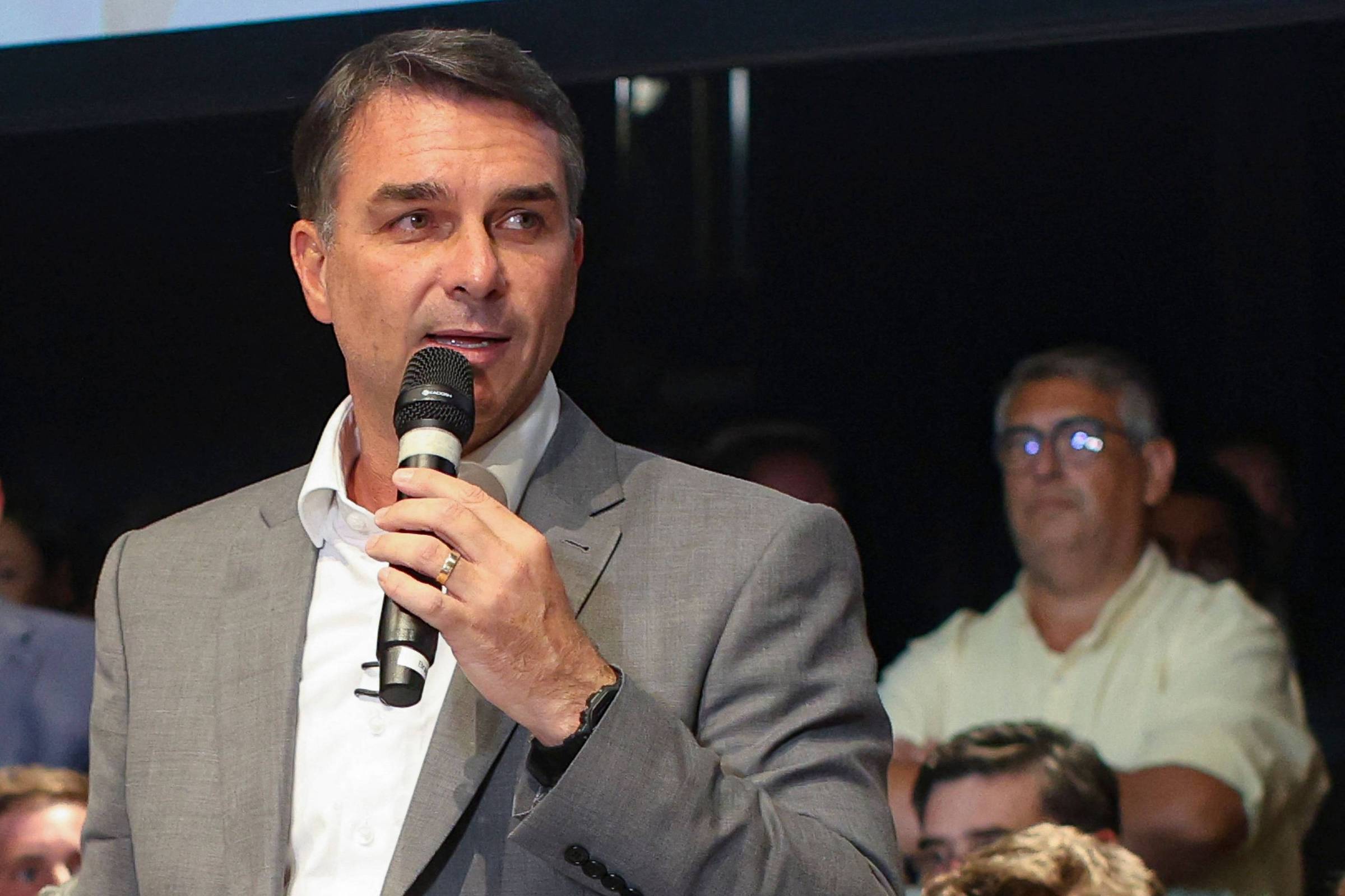 Podemos confirma apoio a Flávio Bolsonaro, que soma aliança com 5 partidos no segundo turno