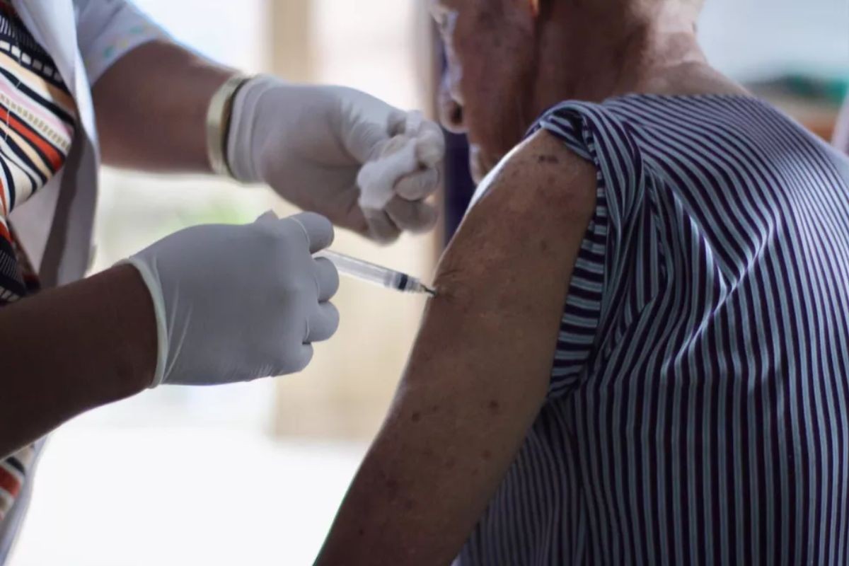 Vacina contra pneumonia é liberada para idosos a partir de 85 anos na Baixada Santista