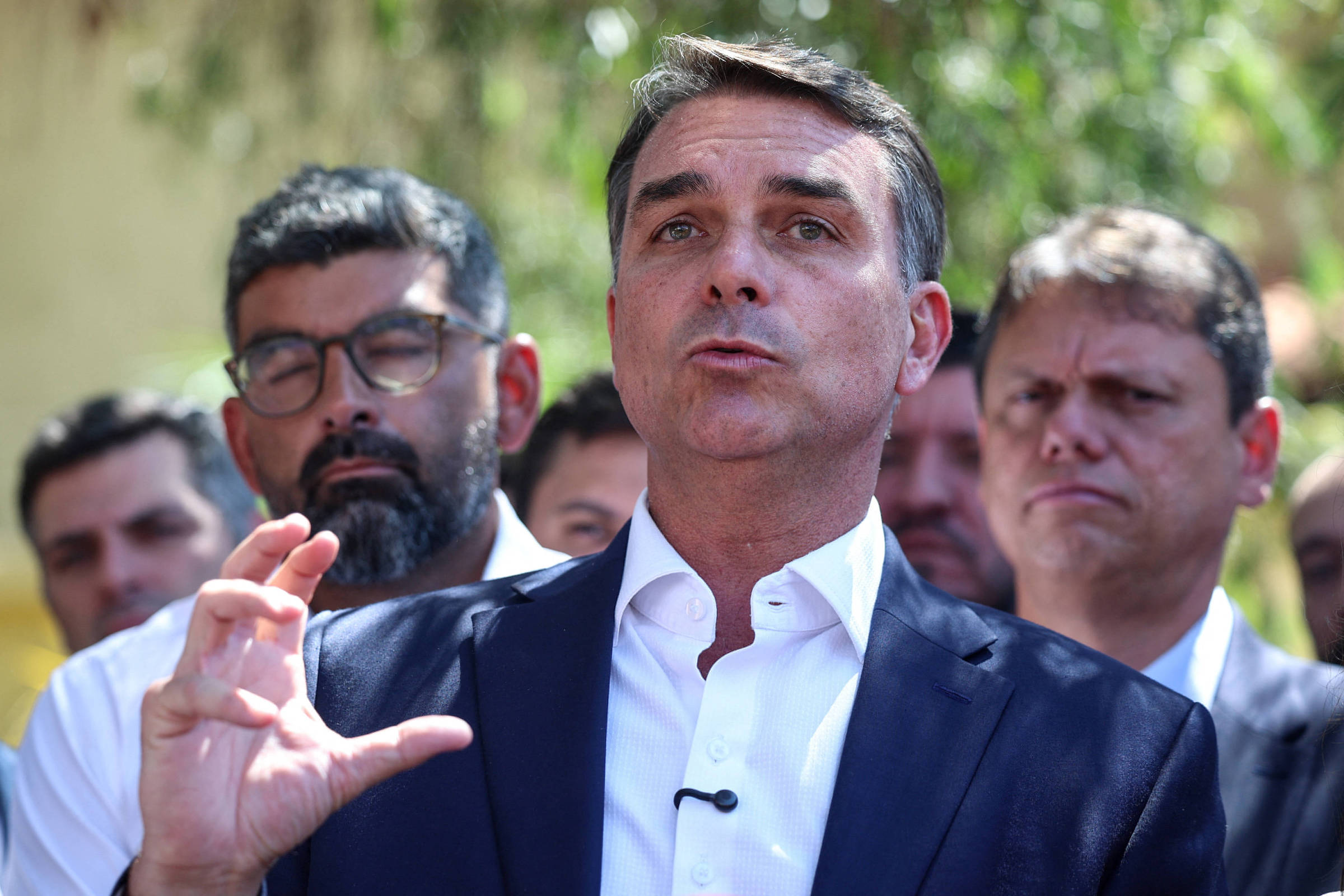 Emendas parlamentares de Flávio Bolsonaro pagam empresas acusadas de cartel pela PF