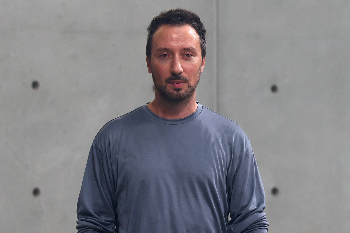 Anthony Vaccarello deixa a direção criativa da Saint Laurent após dez anos