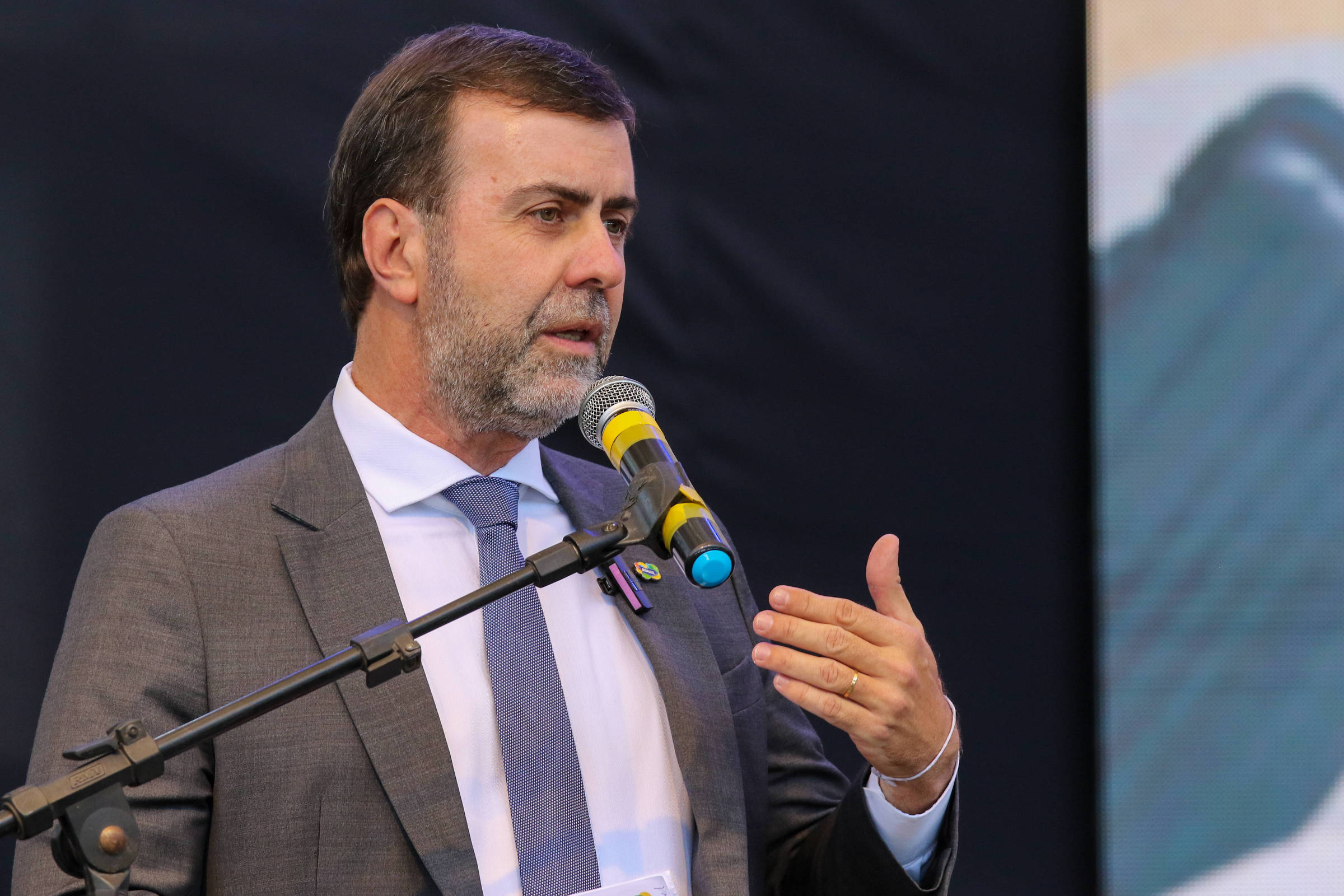 Freixo diz que turismo bateu recordes com Lula, e que Flávio quer privatizar praias