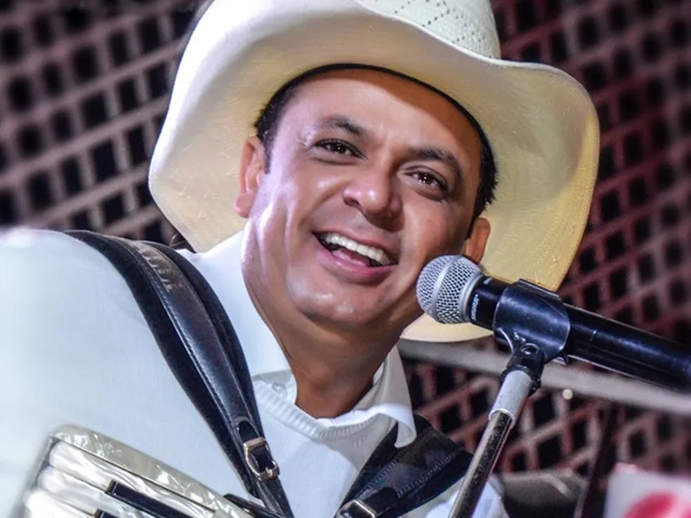 Frank Aguiar faz show gratuito na Festa de Nossa Senhora Aparecida em Ilhabela