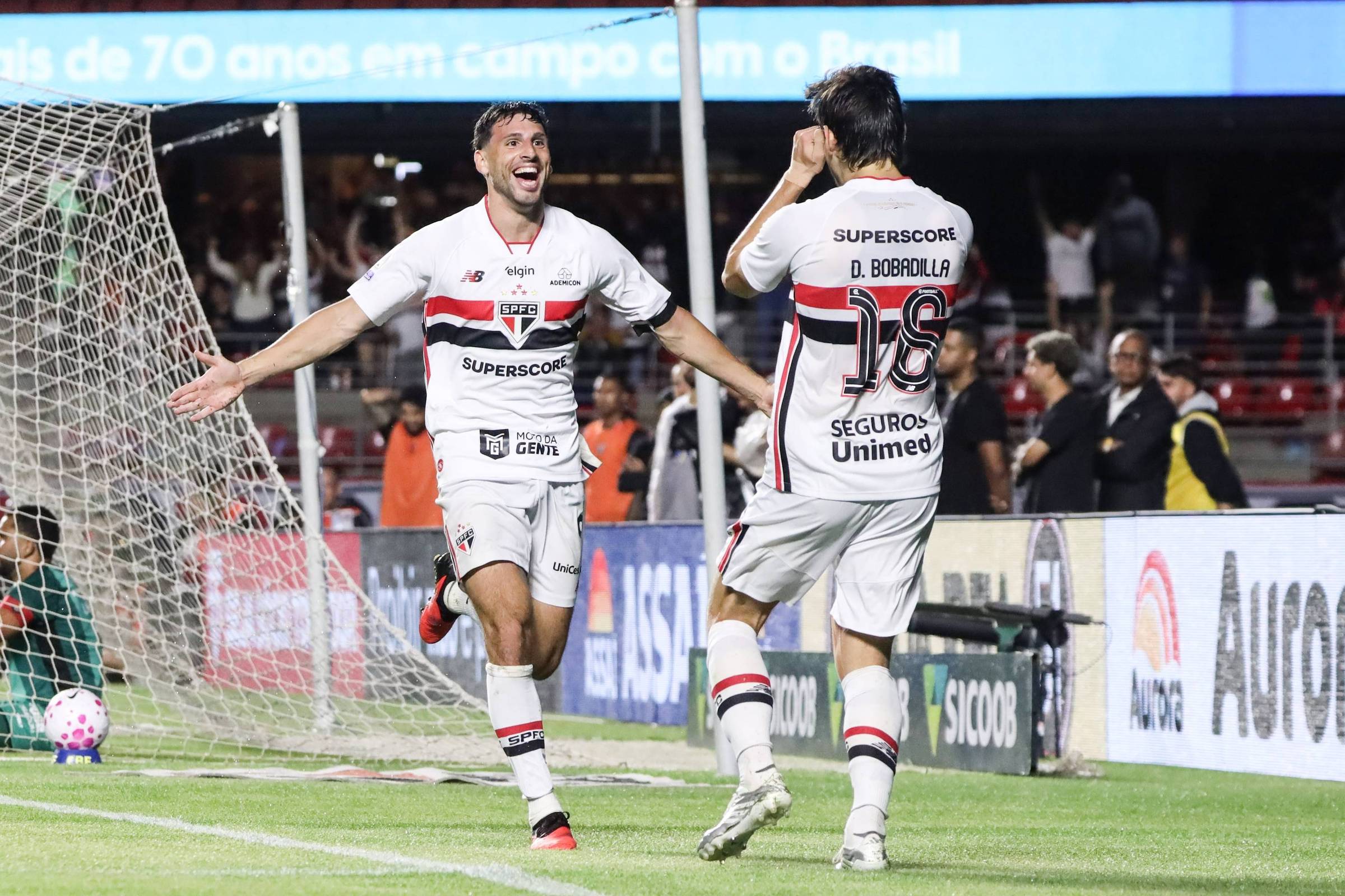 Lucas volta, Calleri marca dois e São Paulo derrota o Vitória no Morumbis