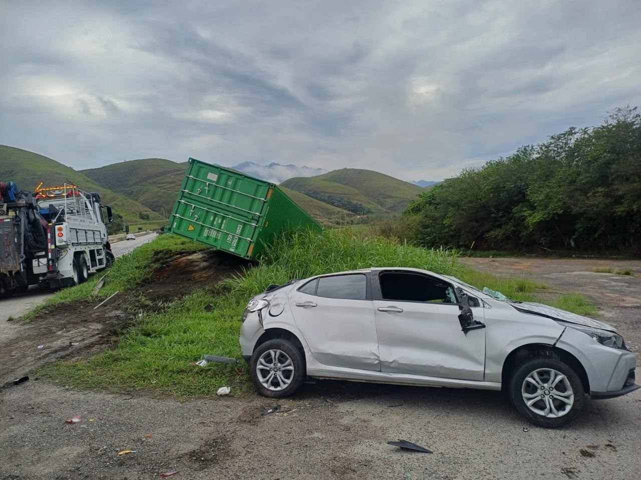 Contêiner se desprende de carreta e atinge carro na Dutra, em Lavrinhas