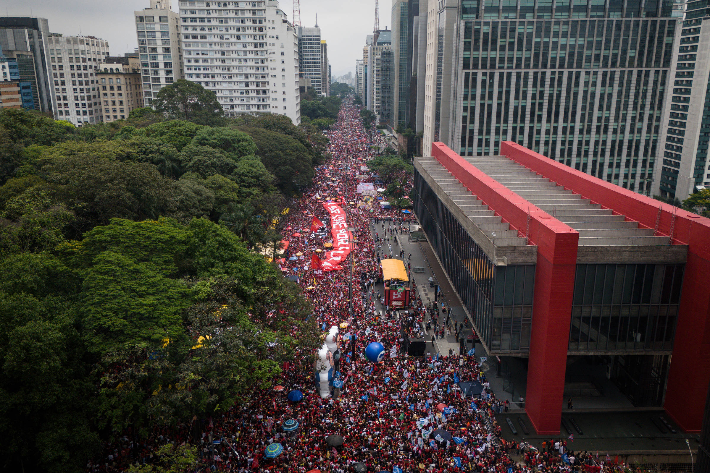 Campanha de Lula não autorizou sobrevoo de drone para contagem de público na Paulista, dizem entidades