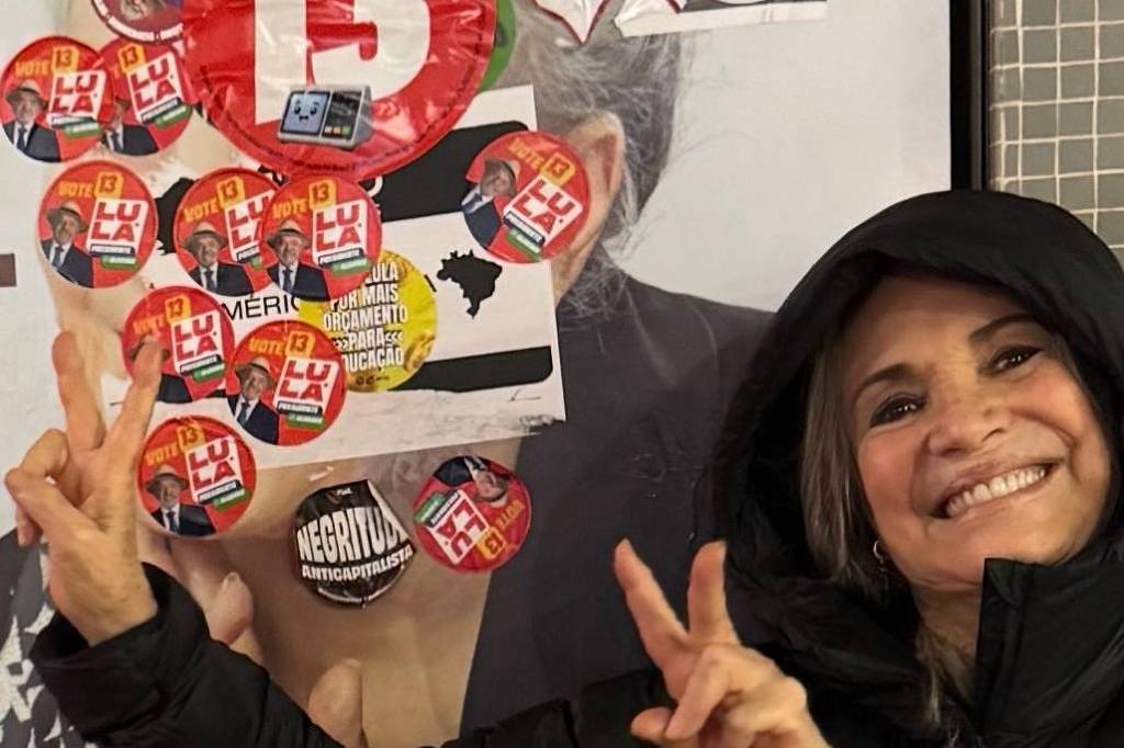 Cartaz de Regina Duarte é coberto por adesivos de Lula e atriz critica ato: 'Abusados'