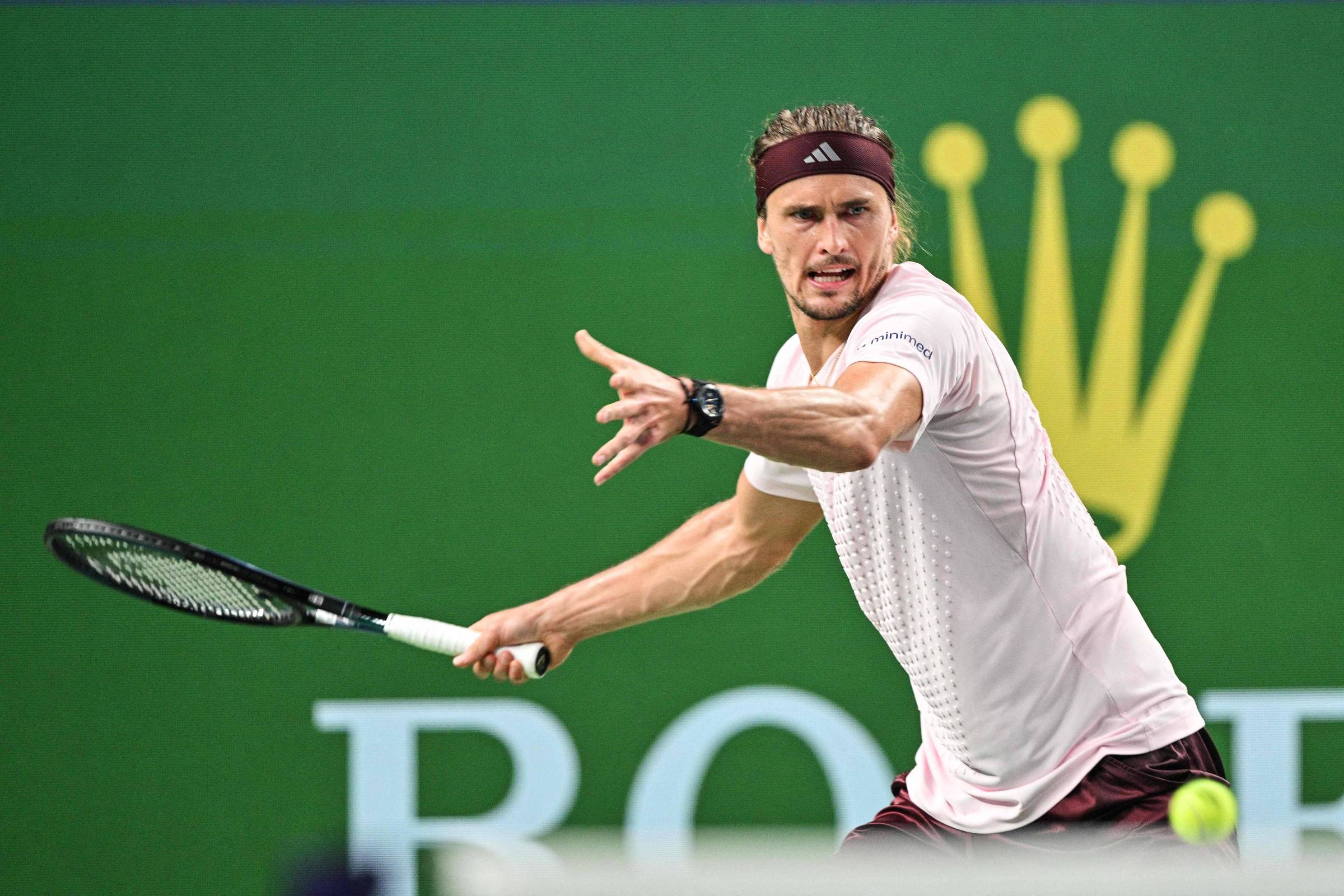 Derrota de Alcaraz assegura Zverev como número um do mundo ao fim da temporada