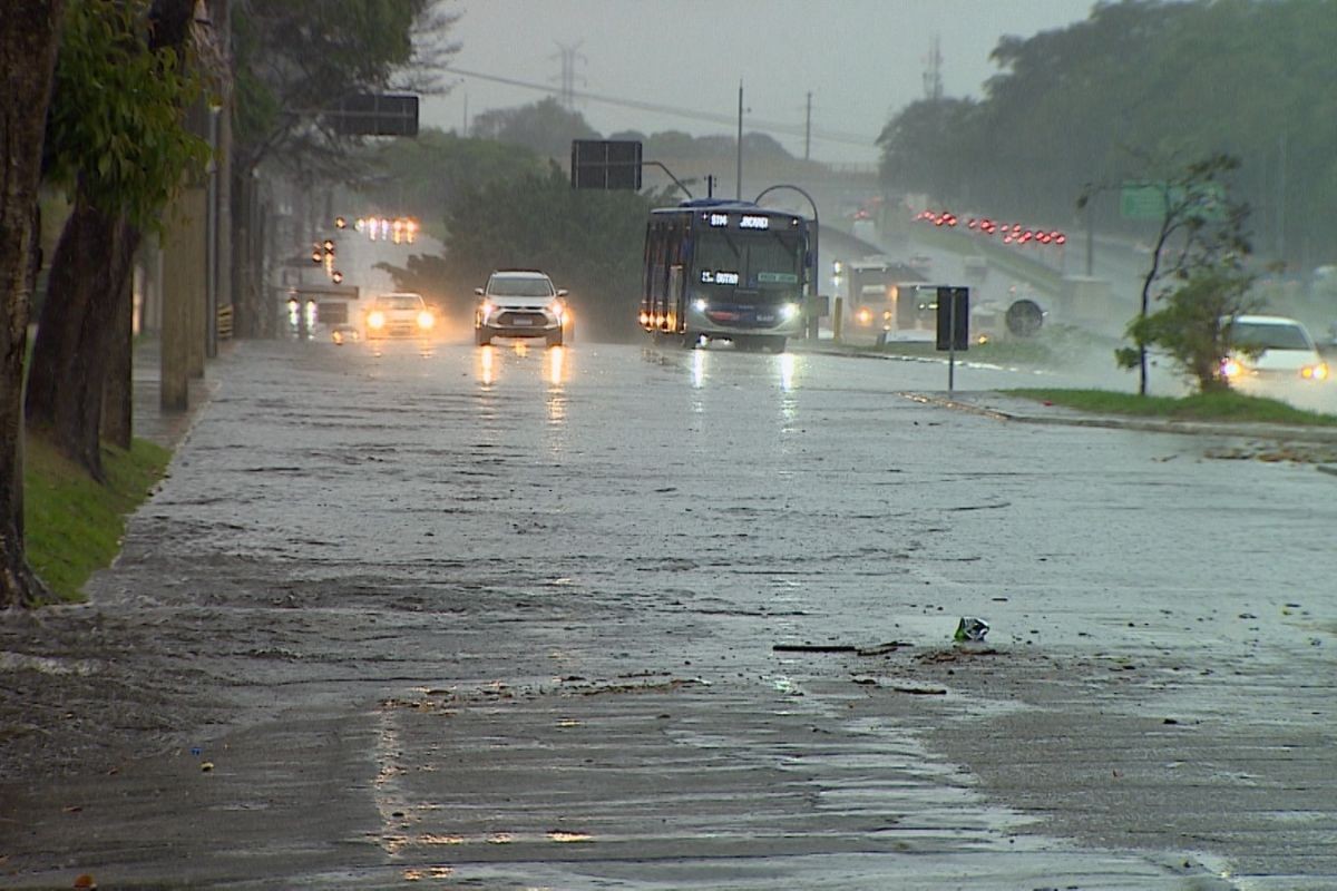 Inmet alerta para tempestades no Vale do Paraíba nesta terça e quarta-feira; ventos podem chegar a 100 km/h