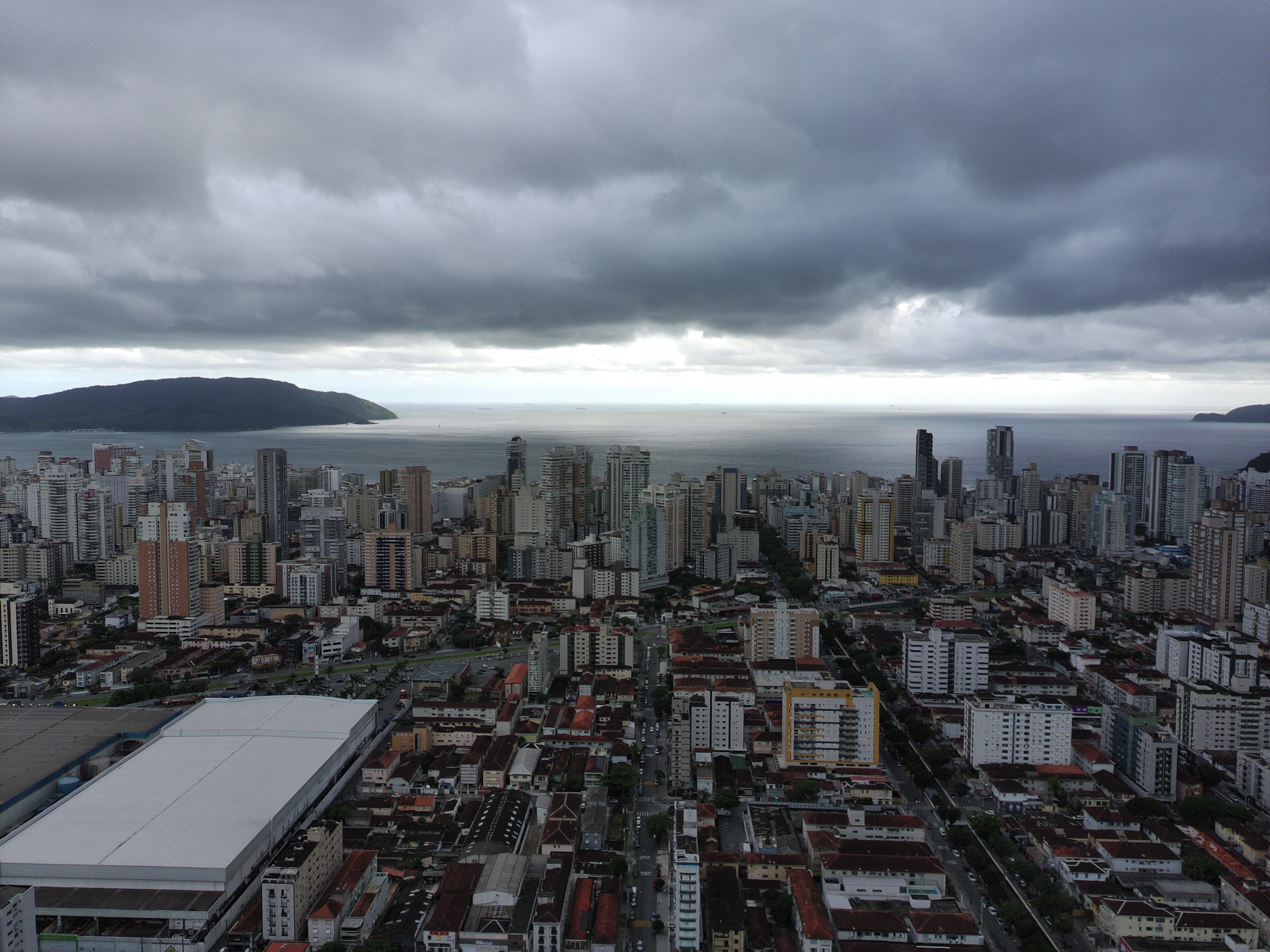 Inmet emite alerta amarelo para tempestade com chuva e ventos no litoral de SP; veja a previsão