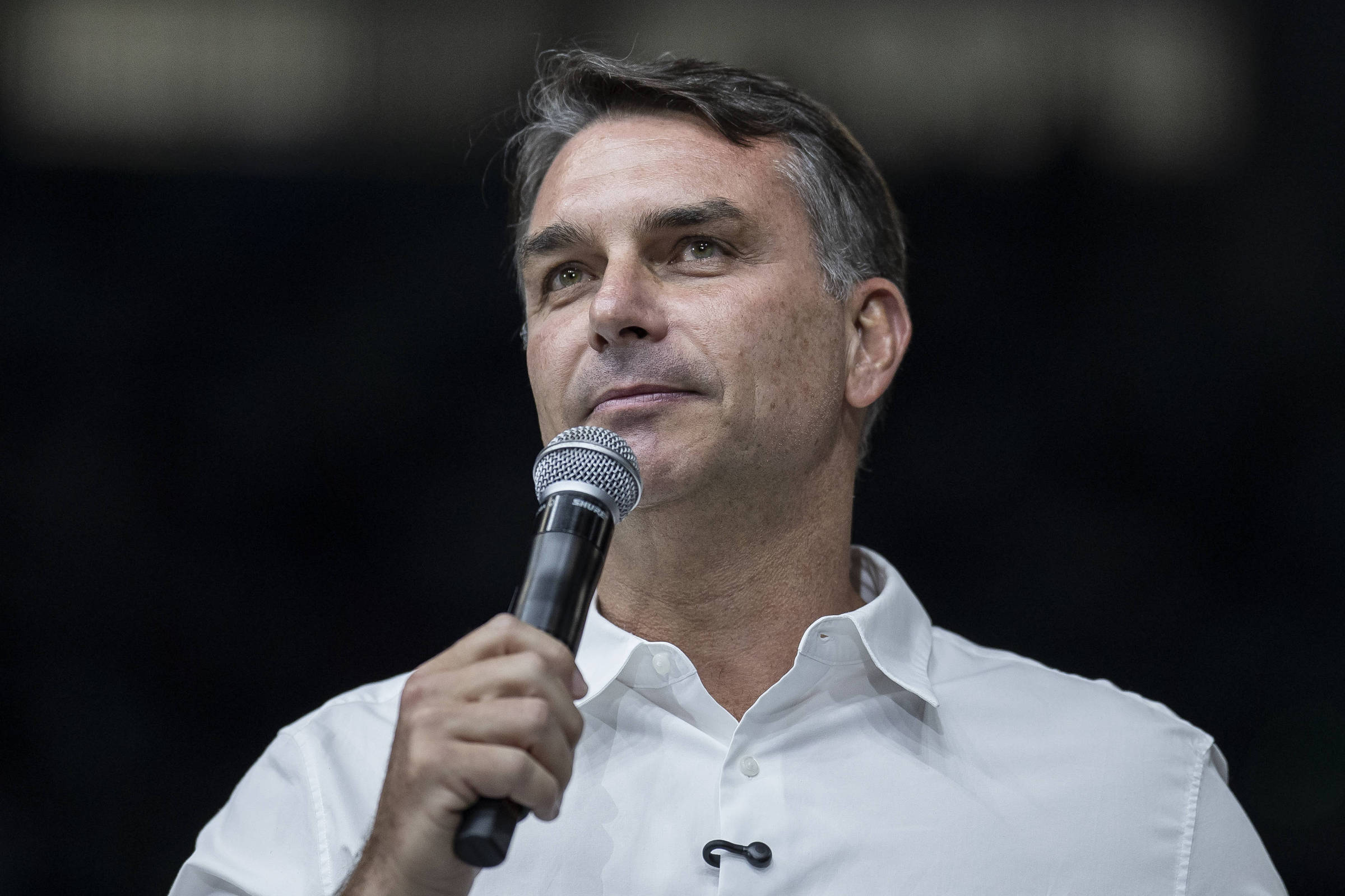 Flávio Bolsonaro diz que vai votar a favor do fim da escala 6x1, pressionado pela eleição