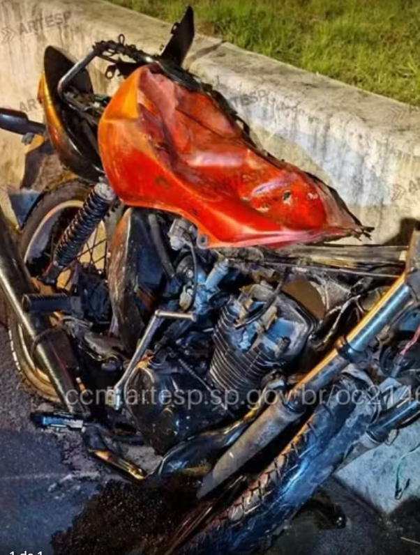 Grave acidente entre carro e moto deixa dois mortos na Tamoios