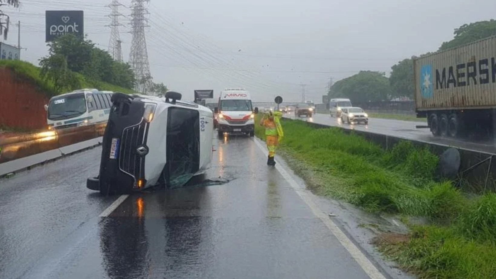 Van tomba na marginal da Dutra e interdita pista no sentido Rio de Janeiro em São José dos Campos