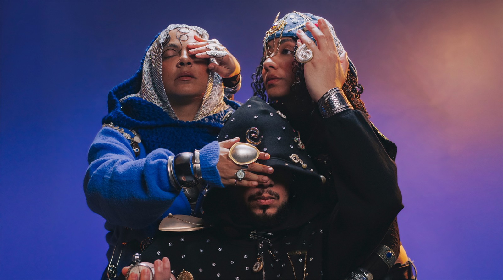 Tuyo revisa uma década no álbum 'Dez vidas' entre regravações, uma música inédita e feats com Cupertino e Jota.Pê