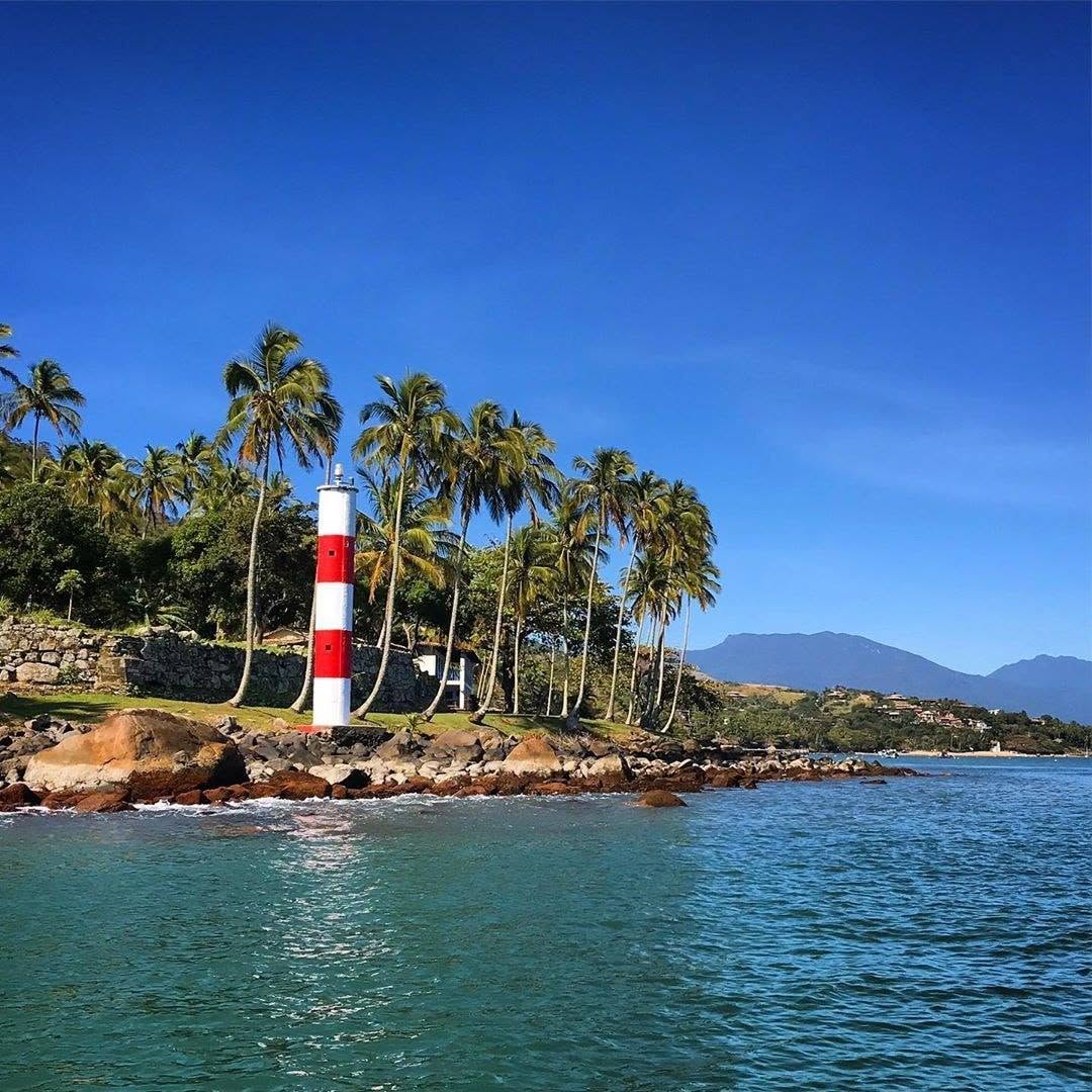 Corpo não identificado é encontrado boiando por marinheiro em Ilhabela