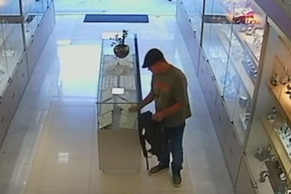 VÍDEO: Homem furta mostruário com anéis avaliados em R$ 180 mil em joalheria de Caraguatatuba, SP