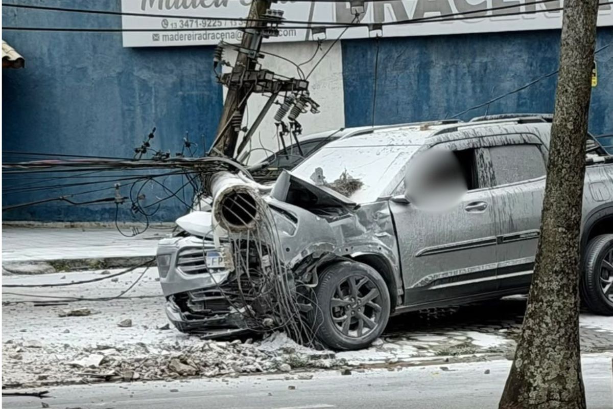 Idosos batem carro em poste e ficam no veículo por risco de choque elétrico