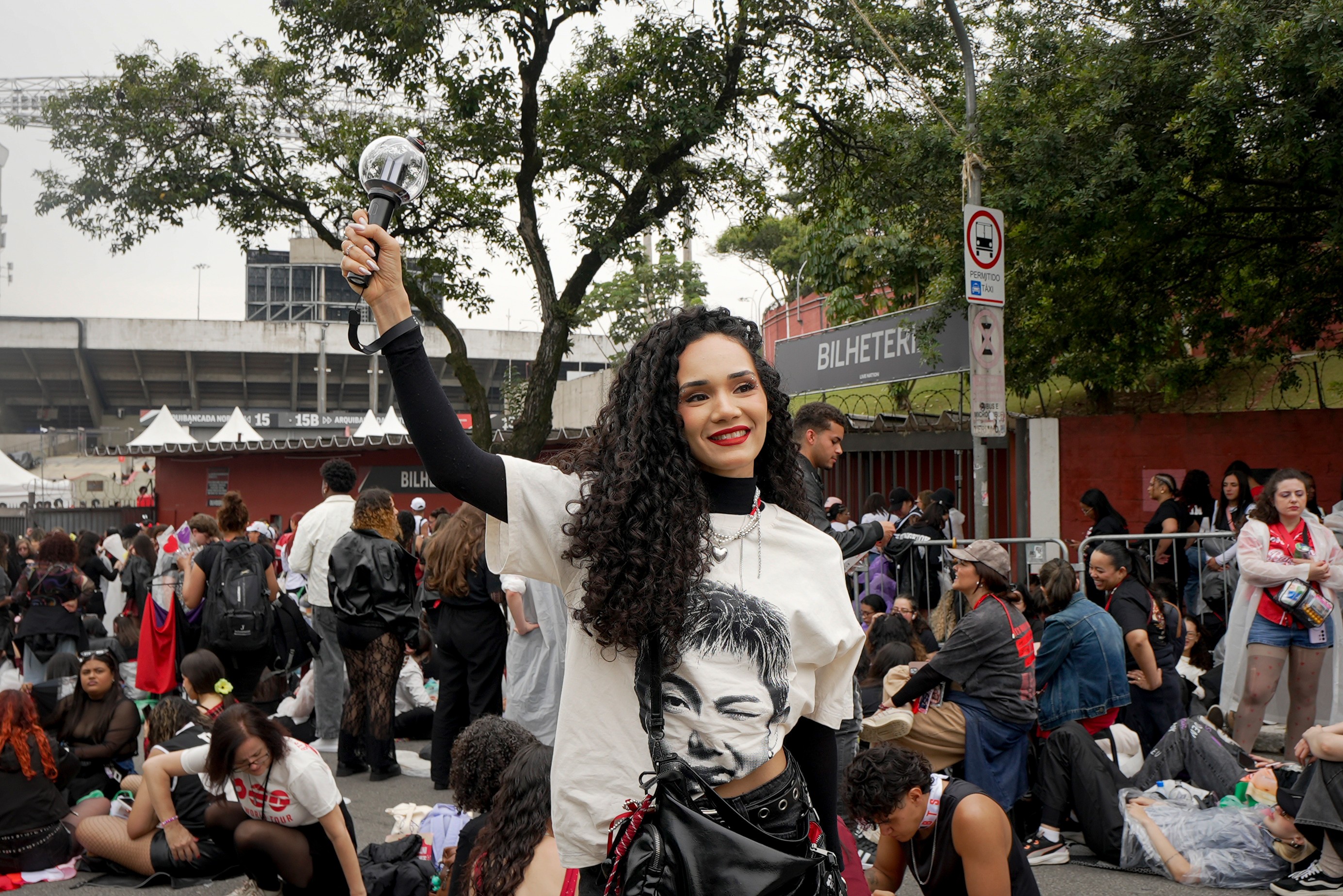 Idosas, mães e filhas e fãs com roupas tradicionais coreanas: BTS reúne diferentes gerações em fila para show