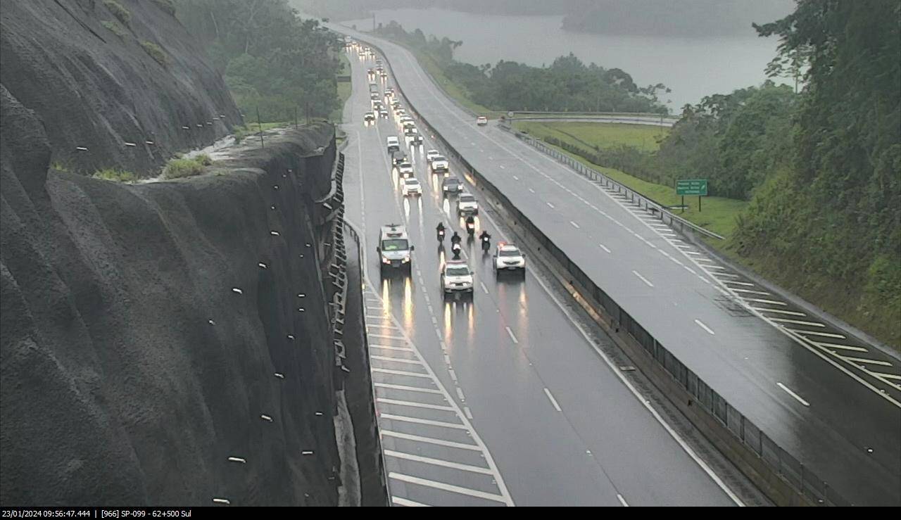 Litoral Norte aguarda 145 mil veículos no feriado de Finados; veja horários de pico