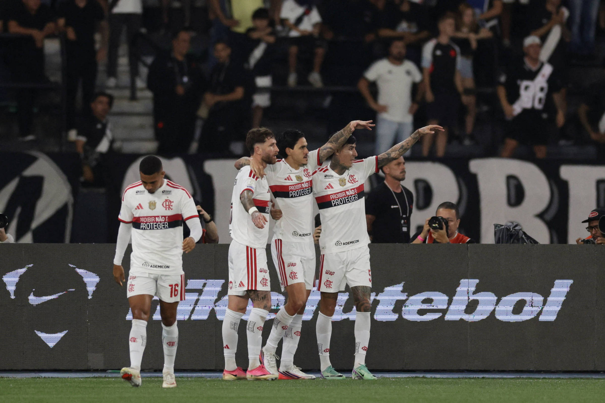 Flamengo goleia o Vasco e se isola na liderança do Brasileiro a cinco rodadas do fim