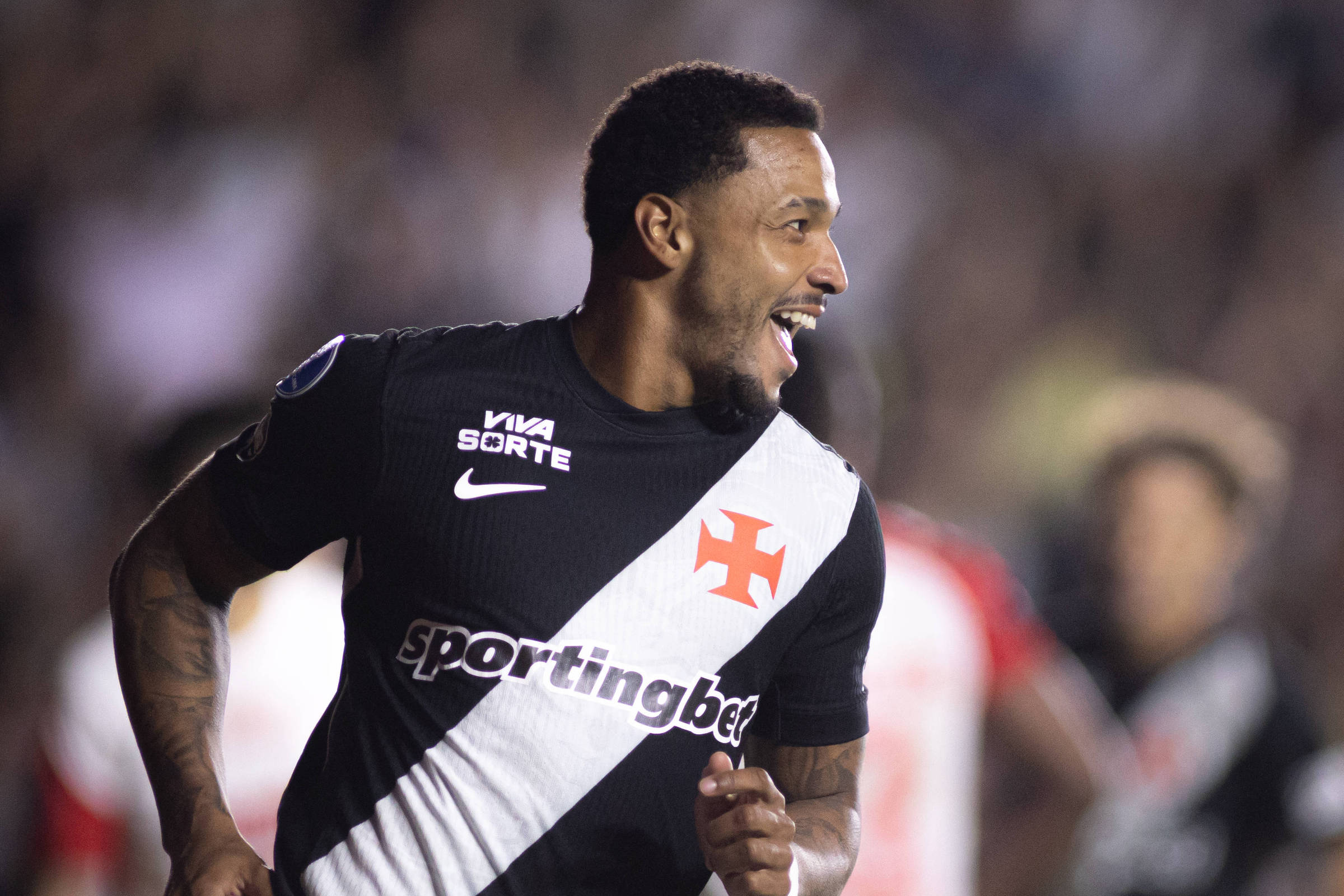 Jogador do Vasco entrega passaporte à Justiça durante investigação sobre vínculo com membro de facção