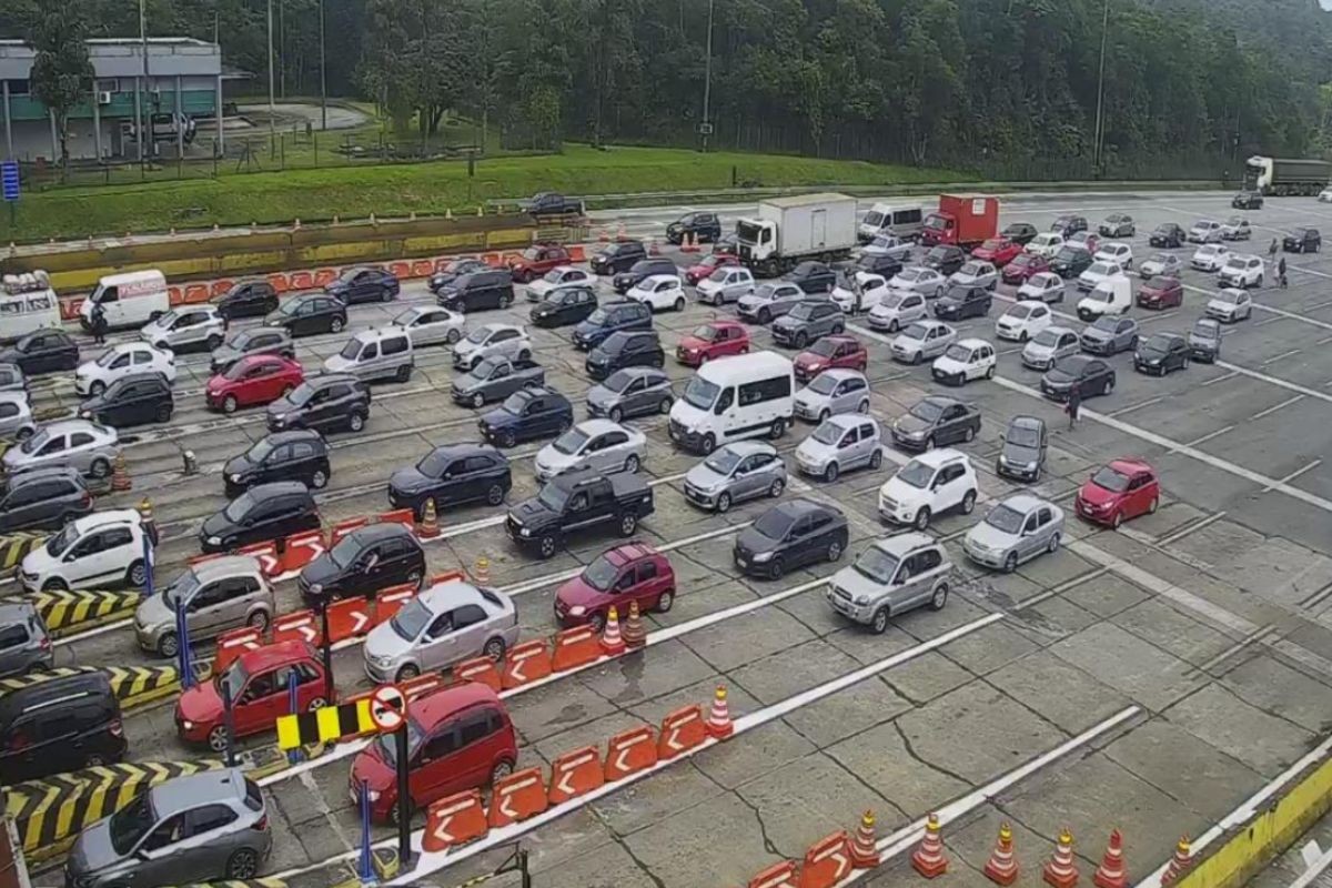 Motoristas encaram estradas cheias em direção ao litoral de SP no feriadão de Finados; veja o trânsito