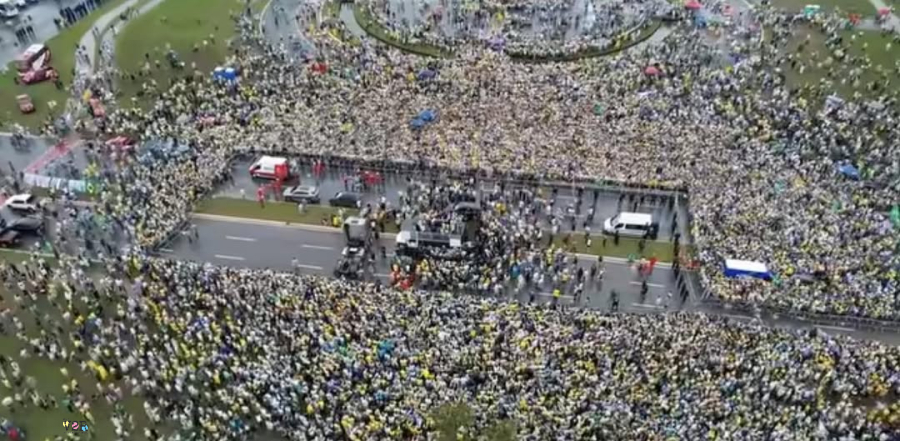 “Acorda, Brasil” reúne dezenas de milhares em Brasília em meio à chuva
