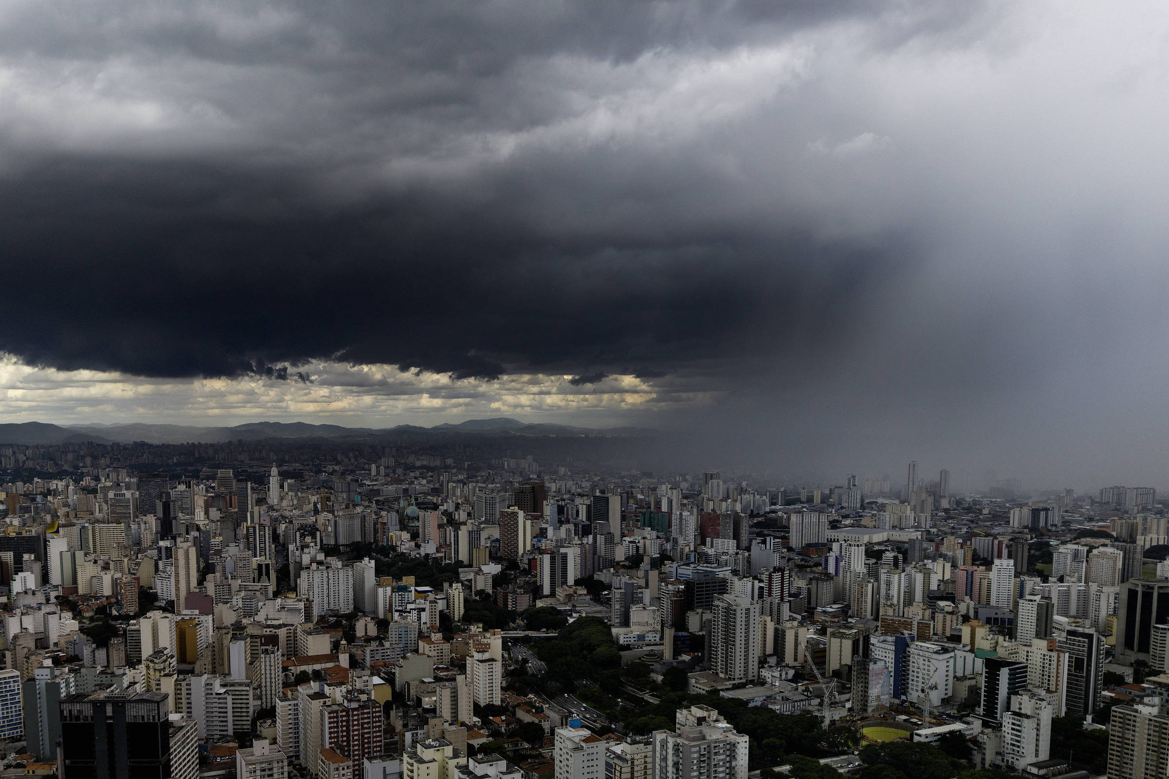 Temporal causa alagamentos e deixa 67 mil sem luz na Grande SP