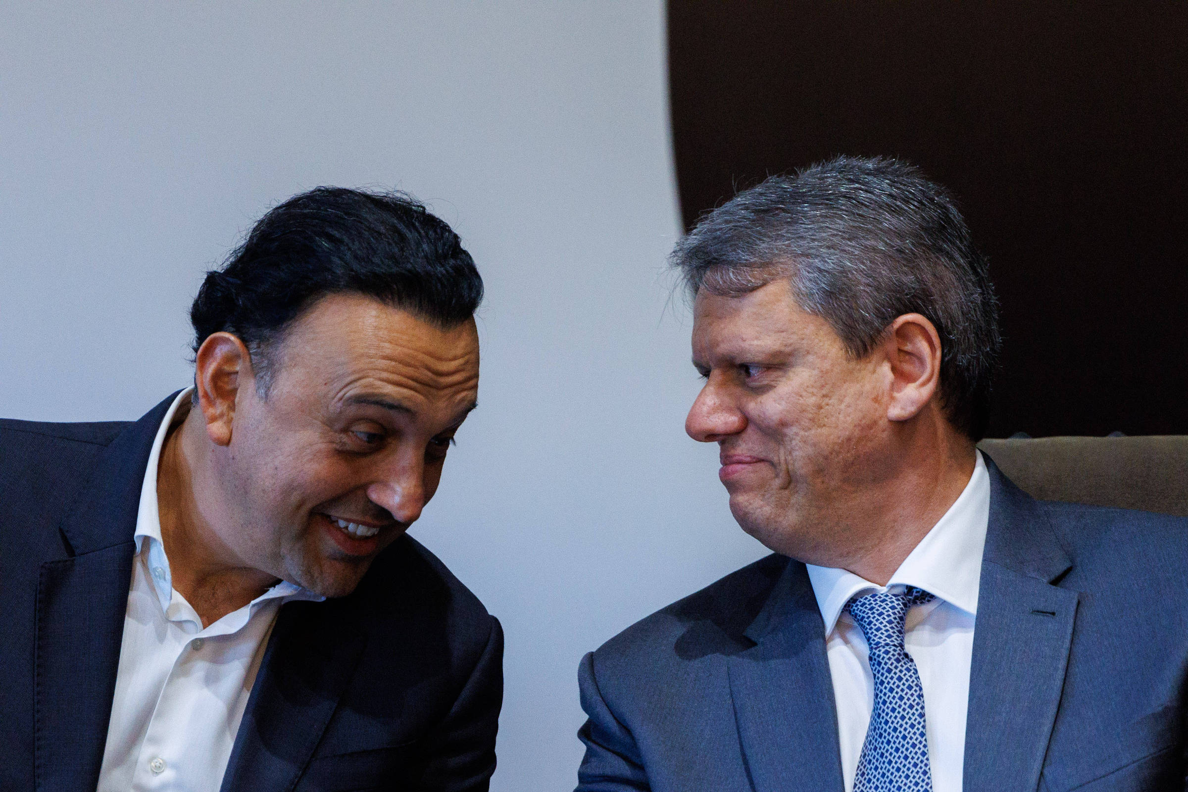 Tarcísio deixa entrevista sem responder sobre vice investigado por suspeita de lavagem de dinheiro