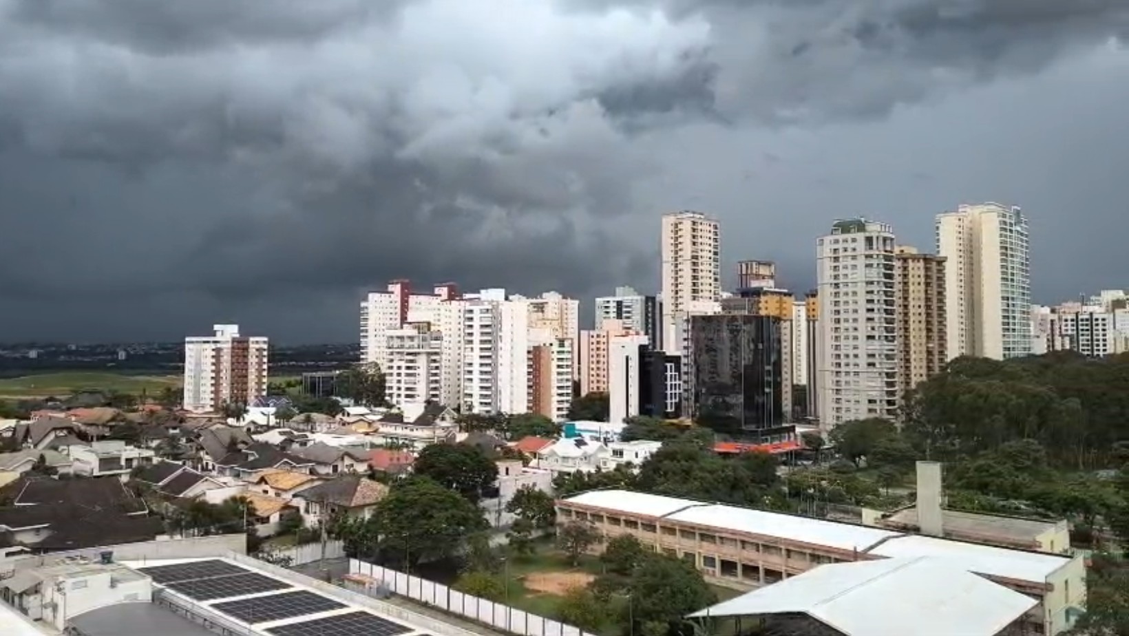 Alerta de chuvas intensas é renovado pelo Imnet para este domingo no Vale do Paraíba; veja previsão do tempo