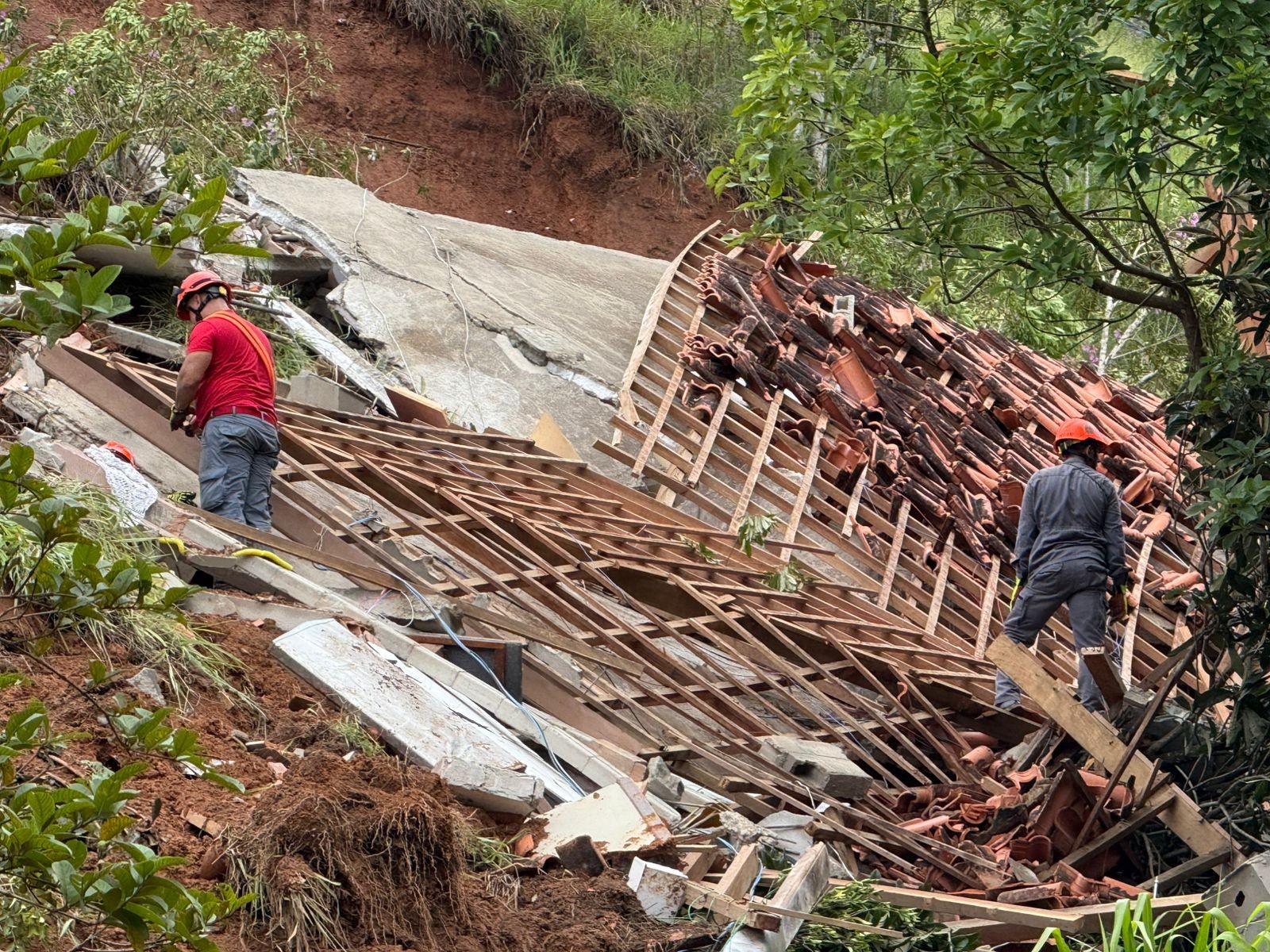 Deslizamento derruba casa e equipes procuram por morador em Natividade da Serra; veja vídeo