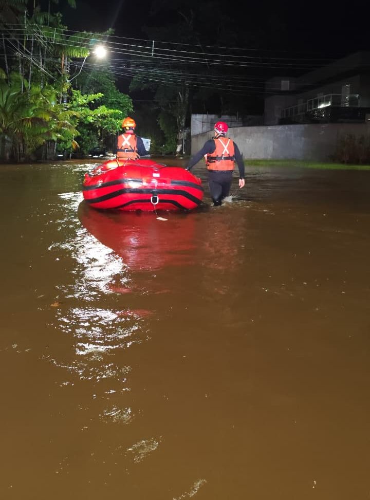 Temporal castiga Litoral Norte com inundações em áreas urbanas e resgate dramático em cachoeira