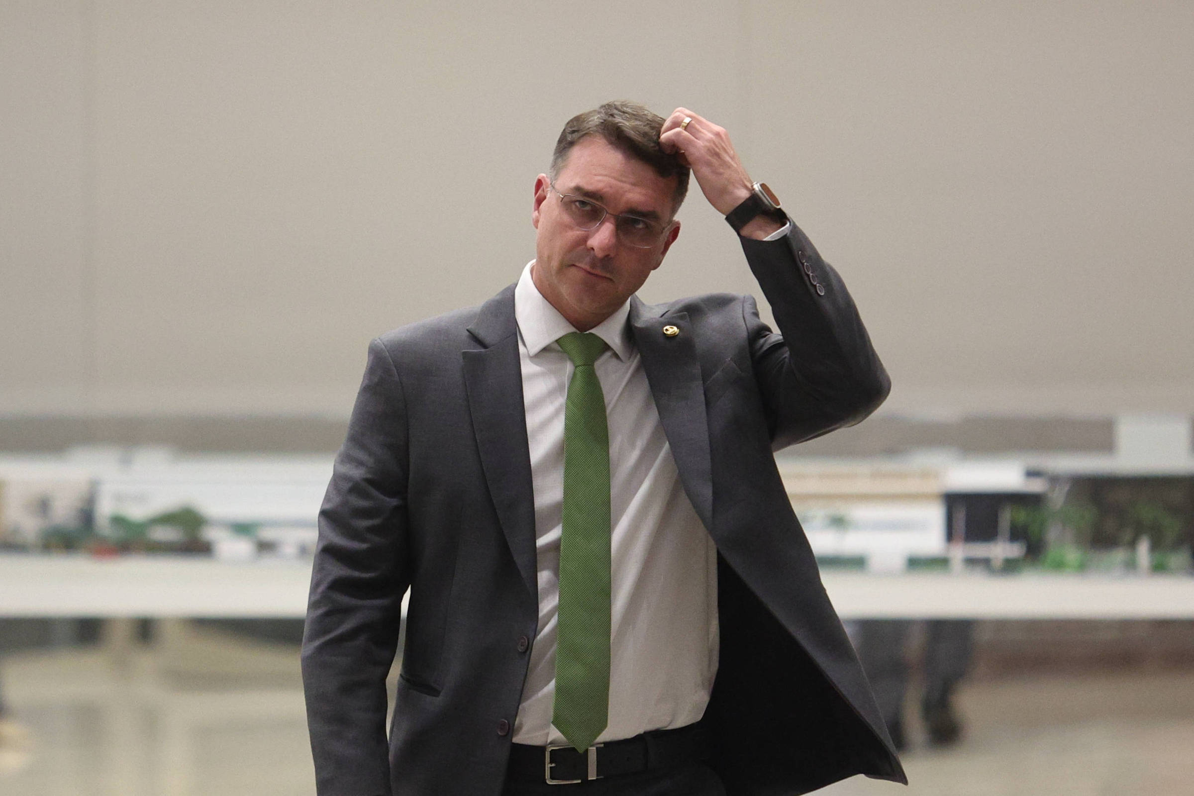 Justiça suspende decisão para remoção de post de Flávio Bolsonaro ligando PT ao tráfico