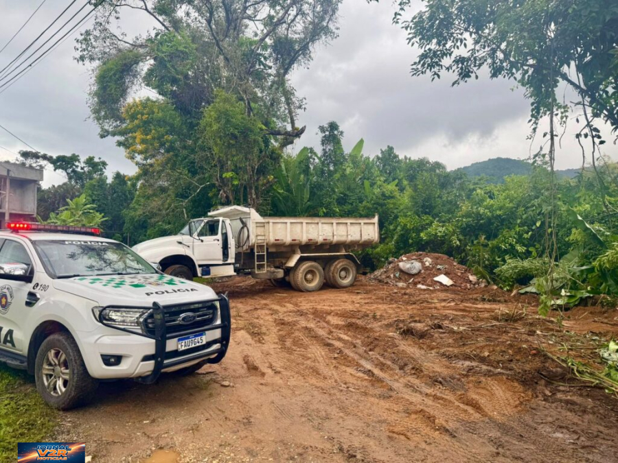 Descarte ilegal em área protegida leva à autuação e embargo em Caraguatatuba
